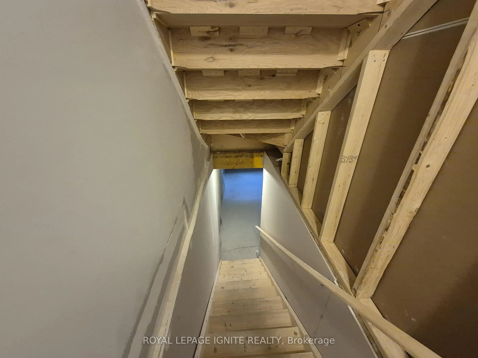 Photo 23 of 556 Hudson Crescent, Midland — HOMEH