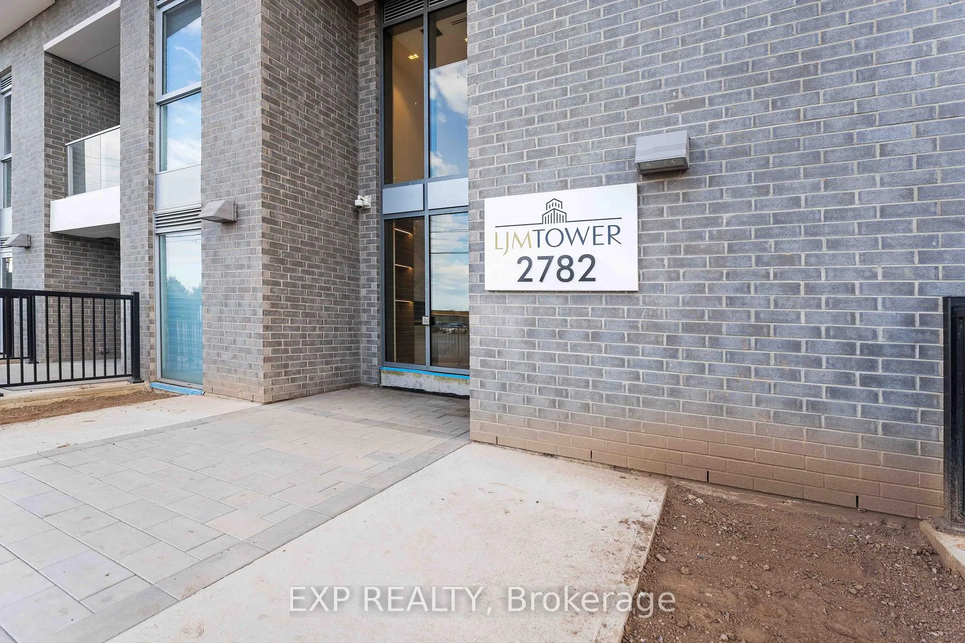 Photo 5 of Unit 1006, 2782 Barton Street E, Hamilton, Riverdale — HOMEH