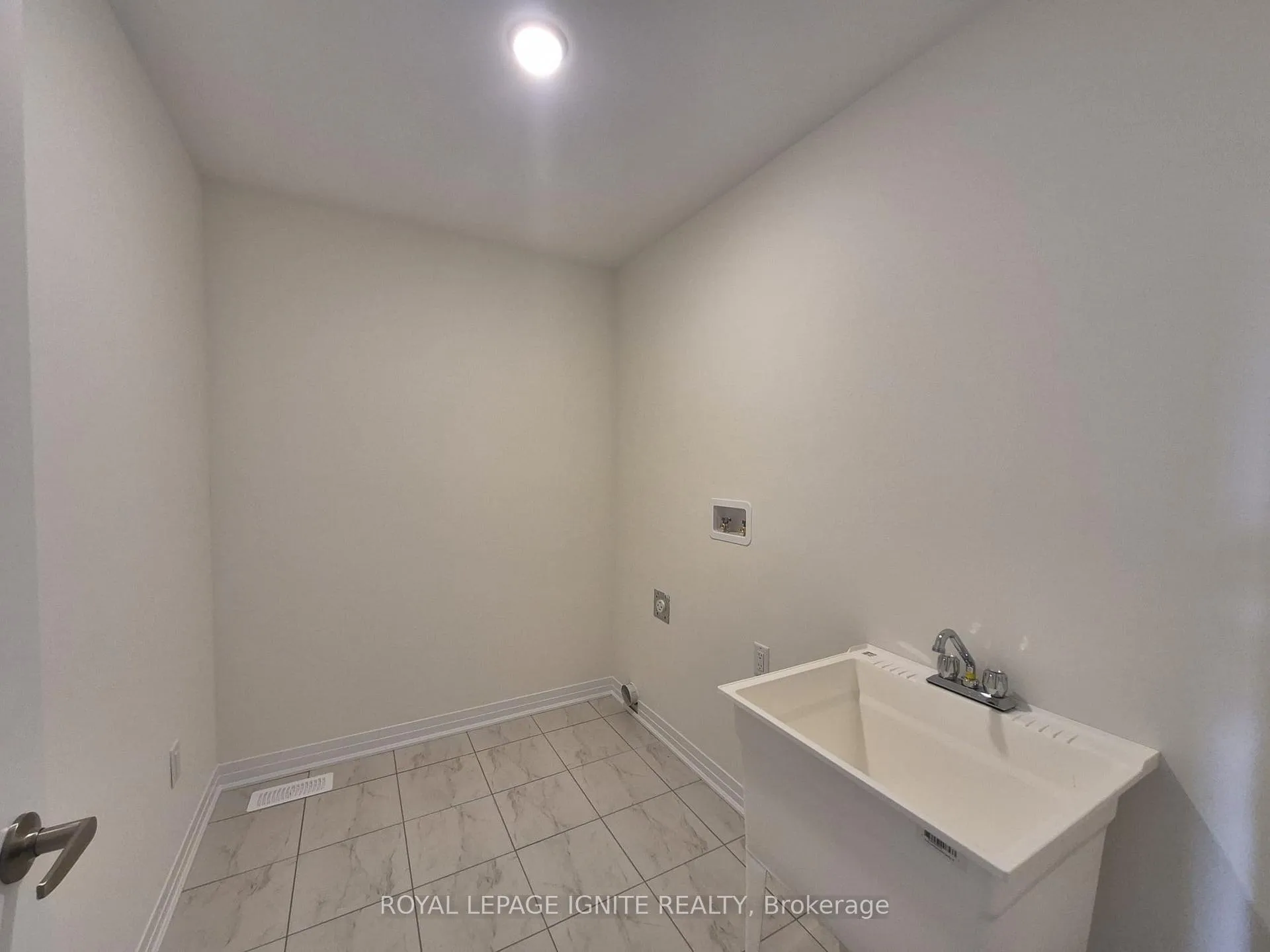 Photo 18 of 554 Hudson Crescent, Midland — HOMEH