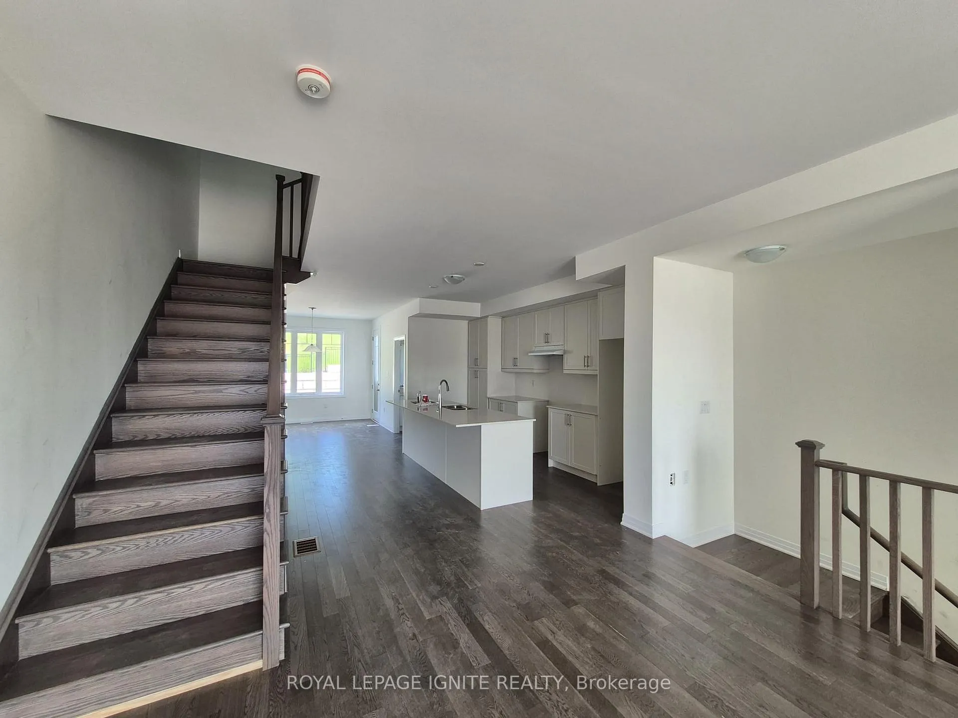 Photo 4 of 526 Hudson Crescent, Midland — HOMEH