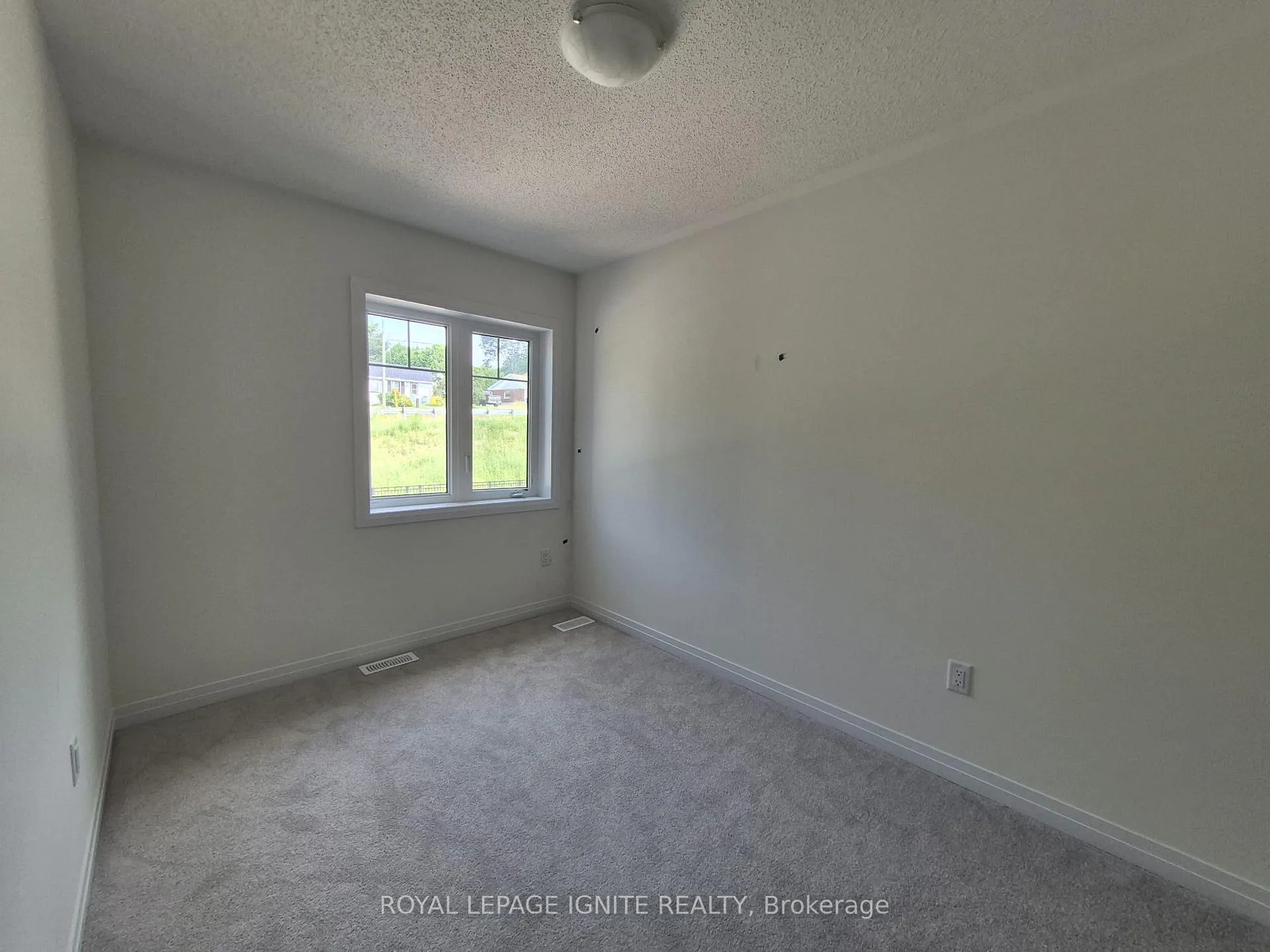 Photo 11 of 526 Hudson Crescent, Midland — HOMEH