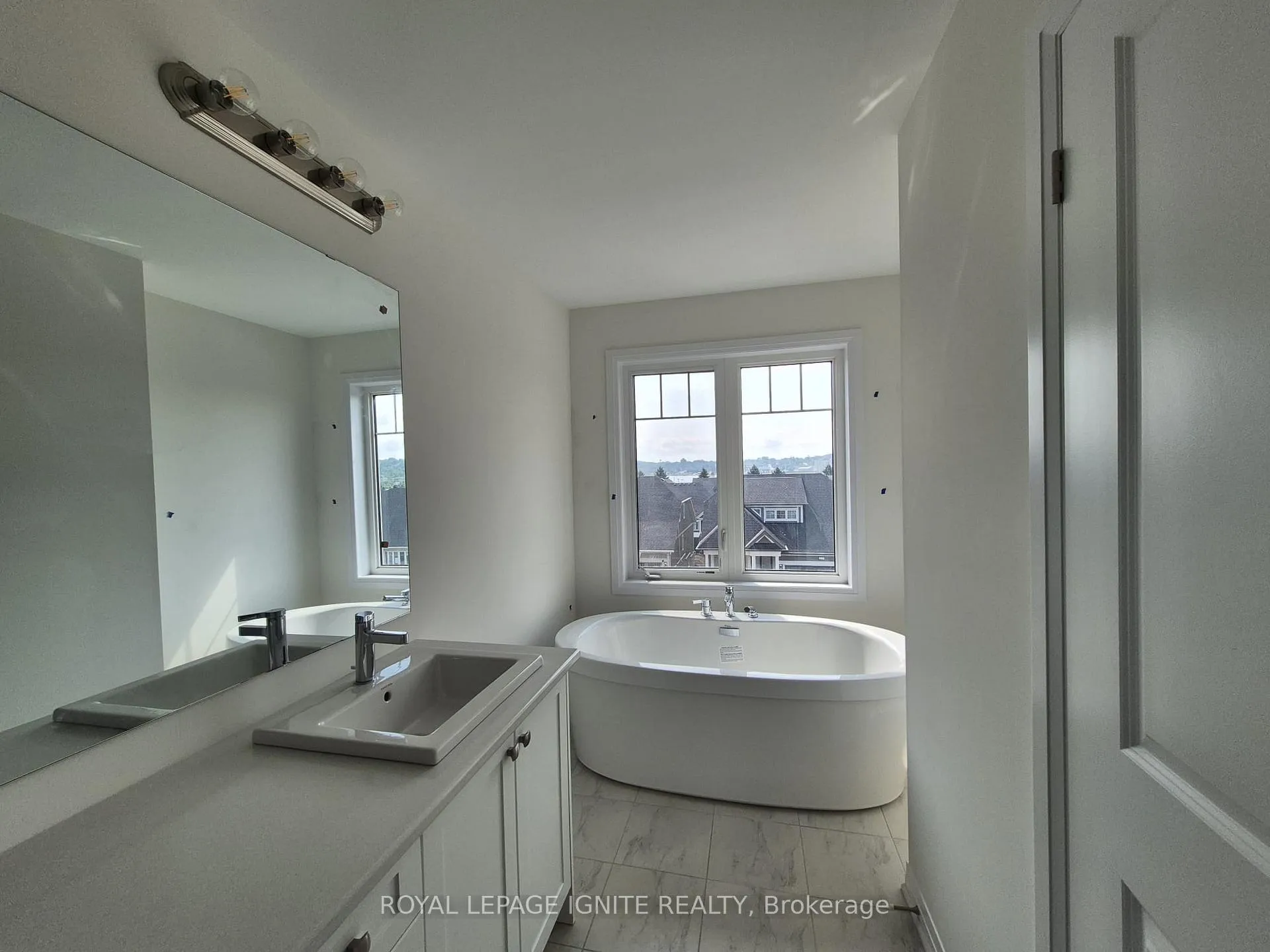 Photo 12 of 526 Hudson Crescent, Midland — HOMEH