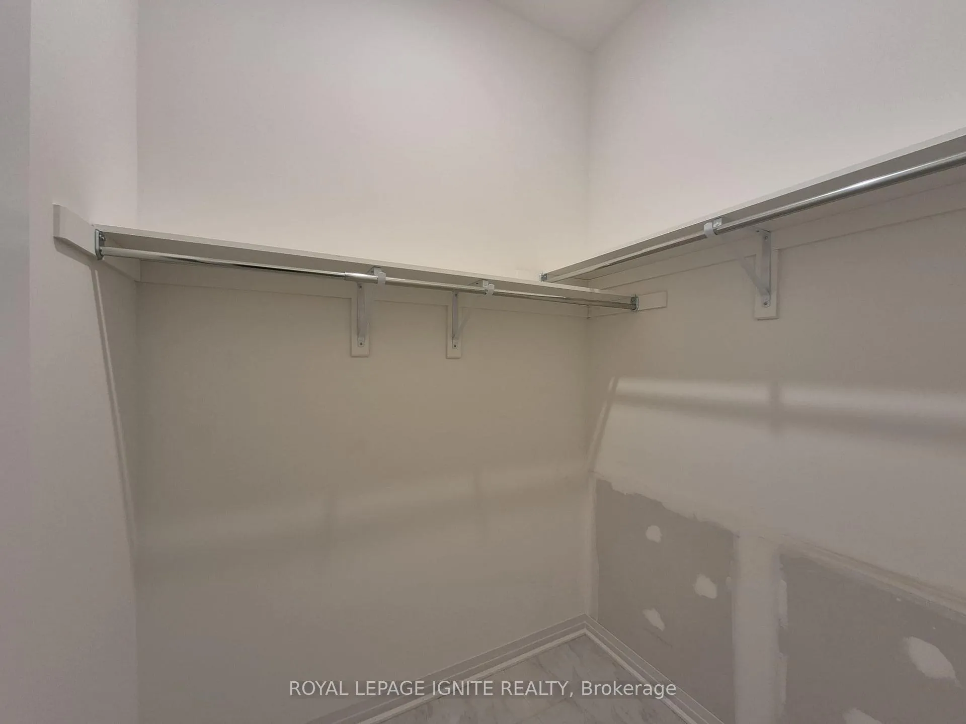Photo 13 of 526 Hudson Crescent, Midland — HOMEH