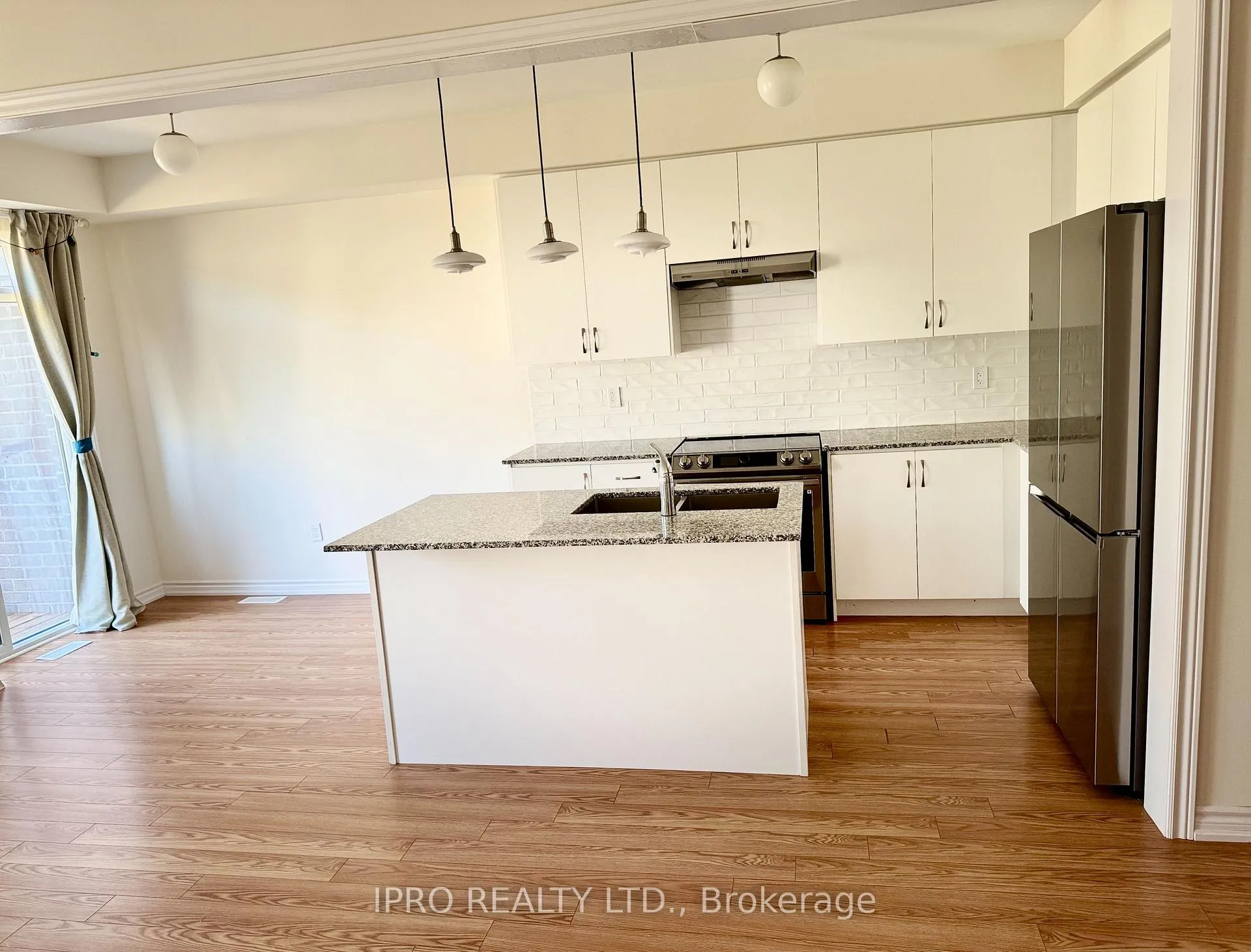 Photo 5 of 62 Valleybrook Road, Barrie, Rural Barrie Southeast — HOMEH