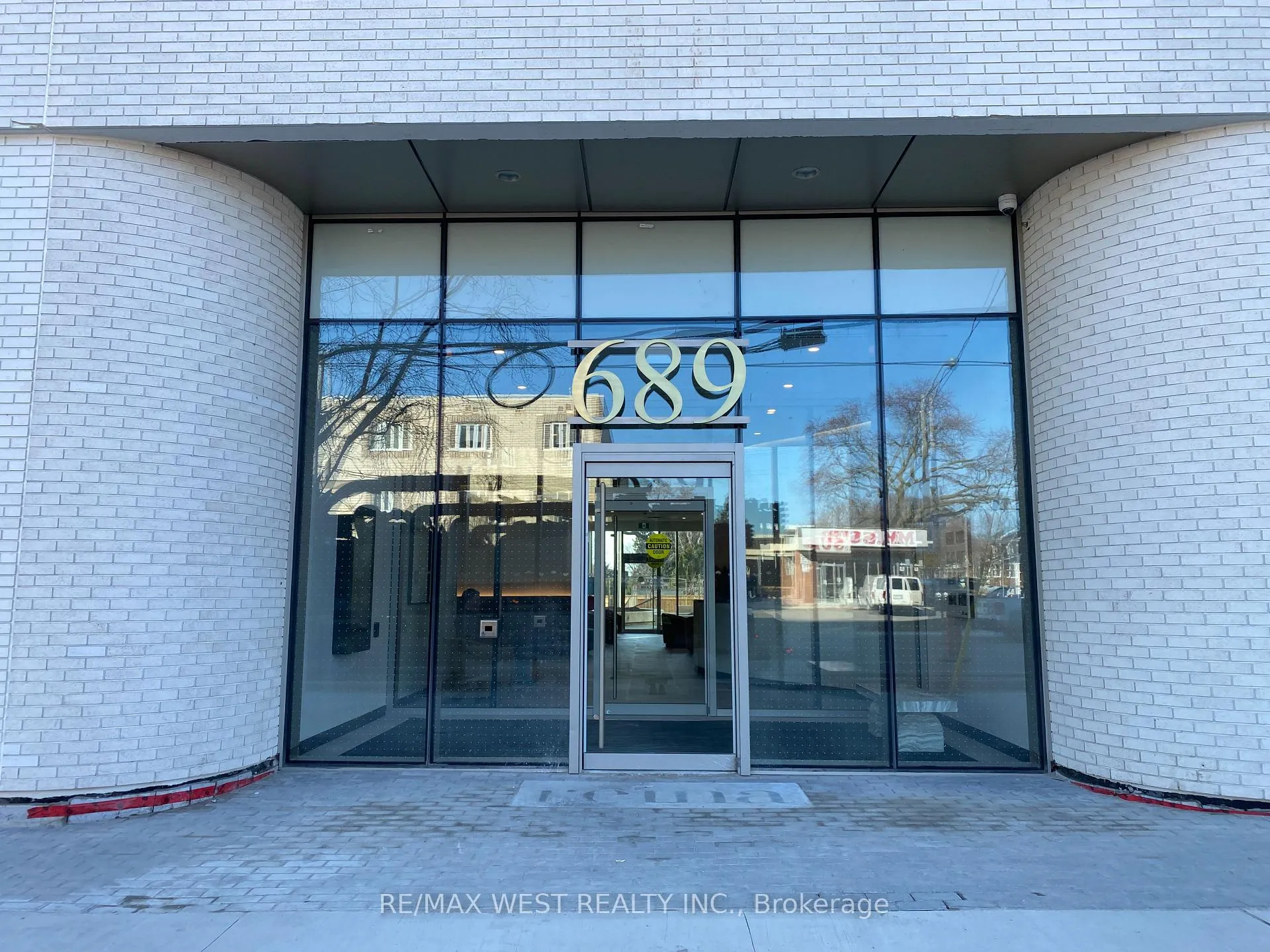 Front of Unit 711, 689 The Queensway