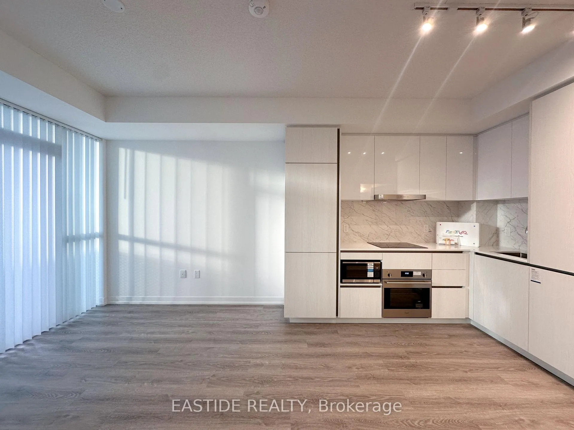 Photo 1 of Unit 1215, 8 Interchange Way, Vaughan, Vaughan Corporate Centre — HOMEH