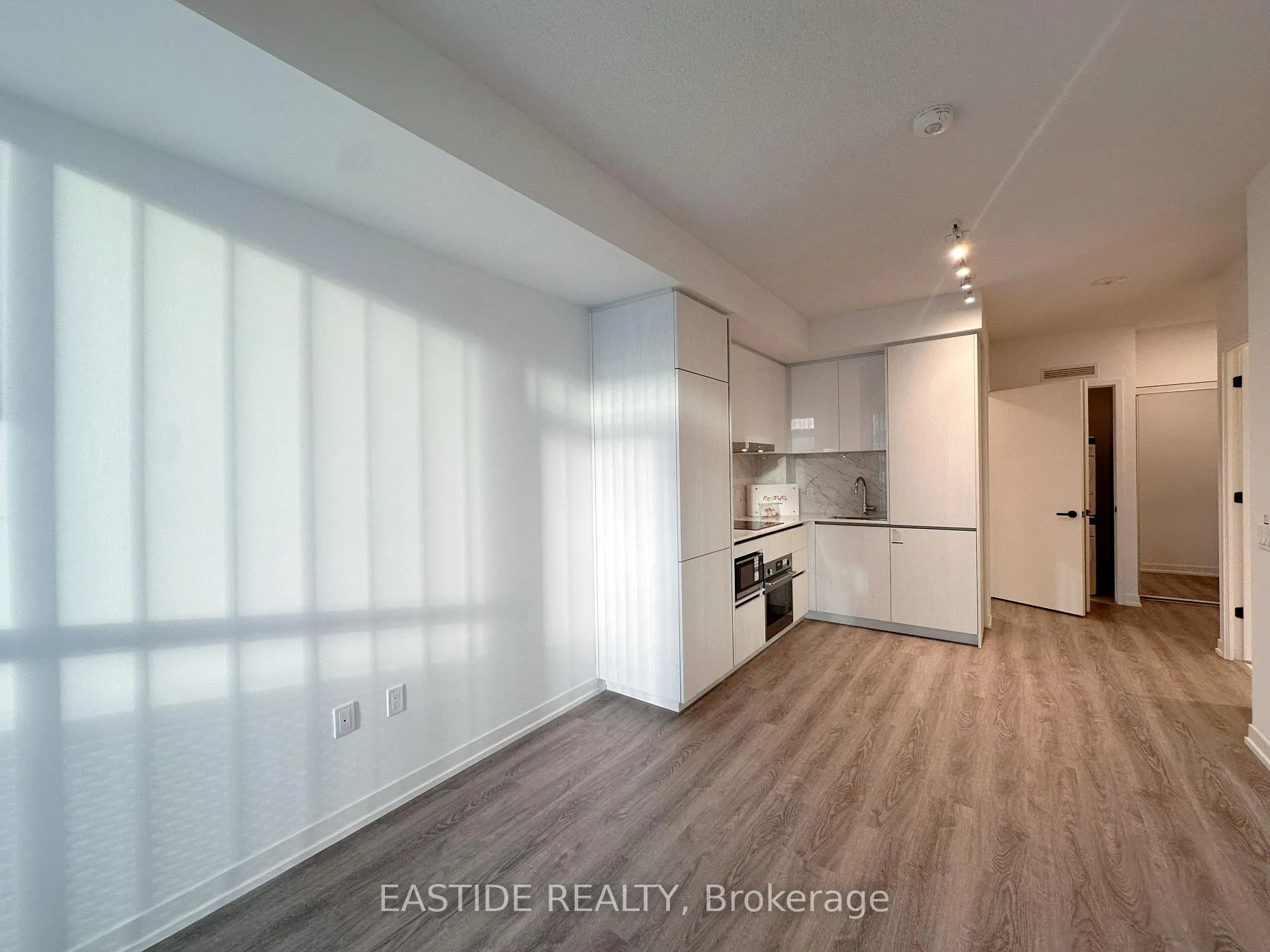 Photo 2 of Unit 1215, 8 Interchange Way, Vaughan, Vaughan Corporate Centre — HOMEH