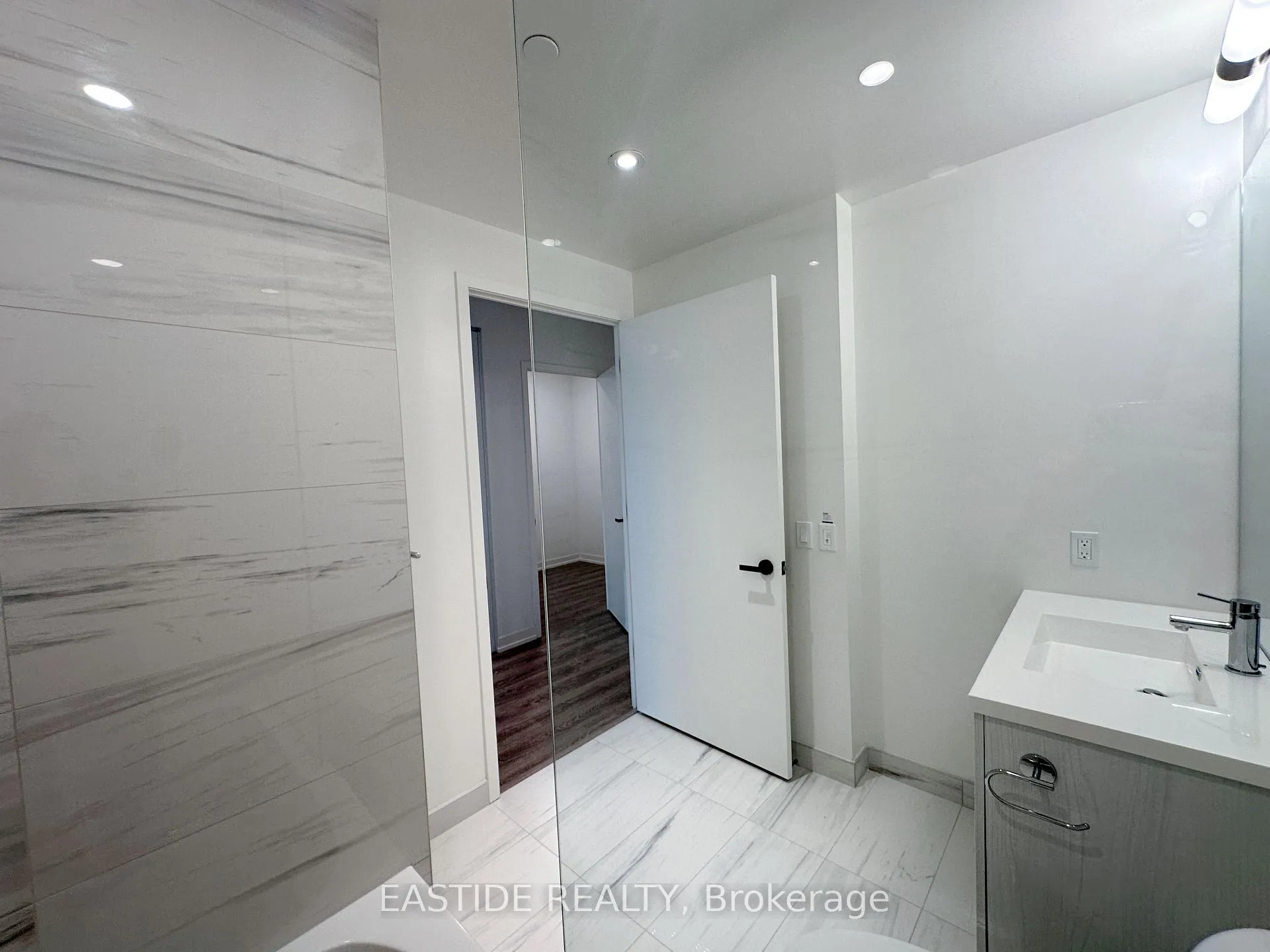 Photo 6 of Unit 1215, 8 Interchange Way, Vaughan, Vaughan Corporate Centre — HOMEH
