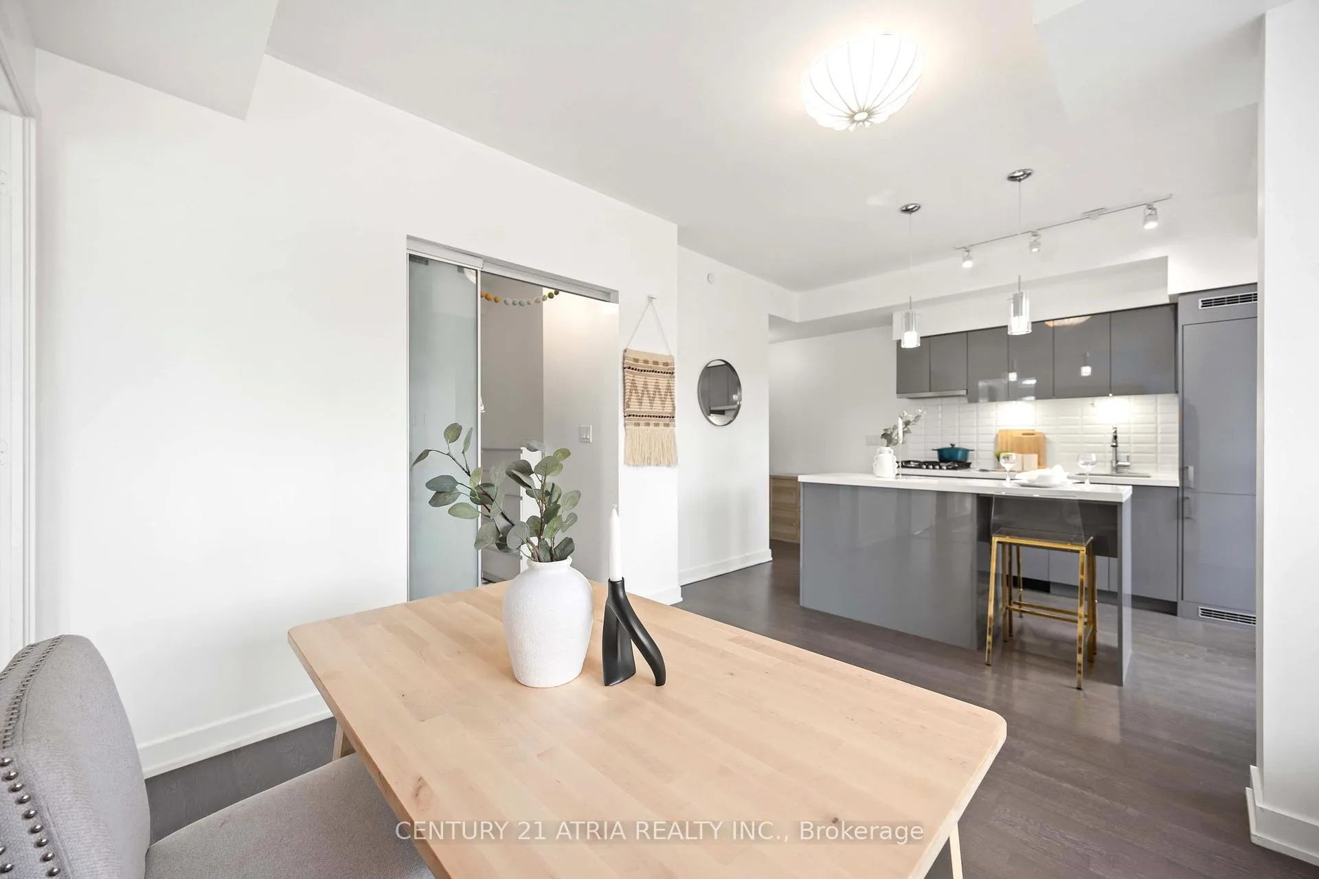 Photo 4 of Unit 303, 501 St Clair Avenue W, Toronto, Casa Loma — HOMEH