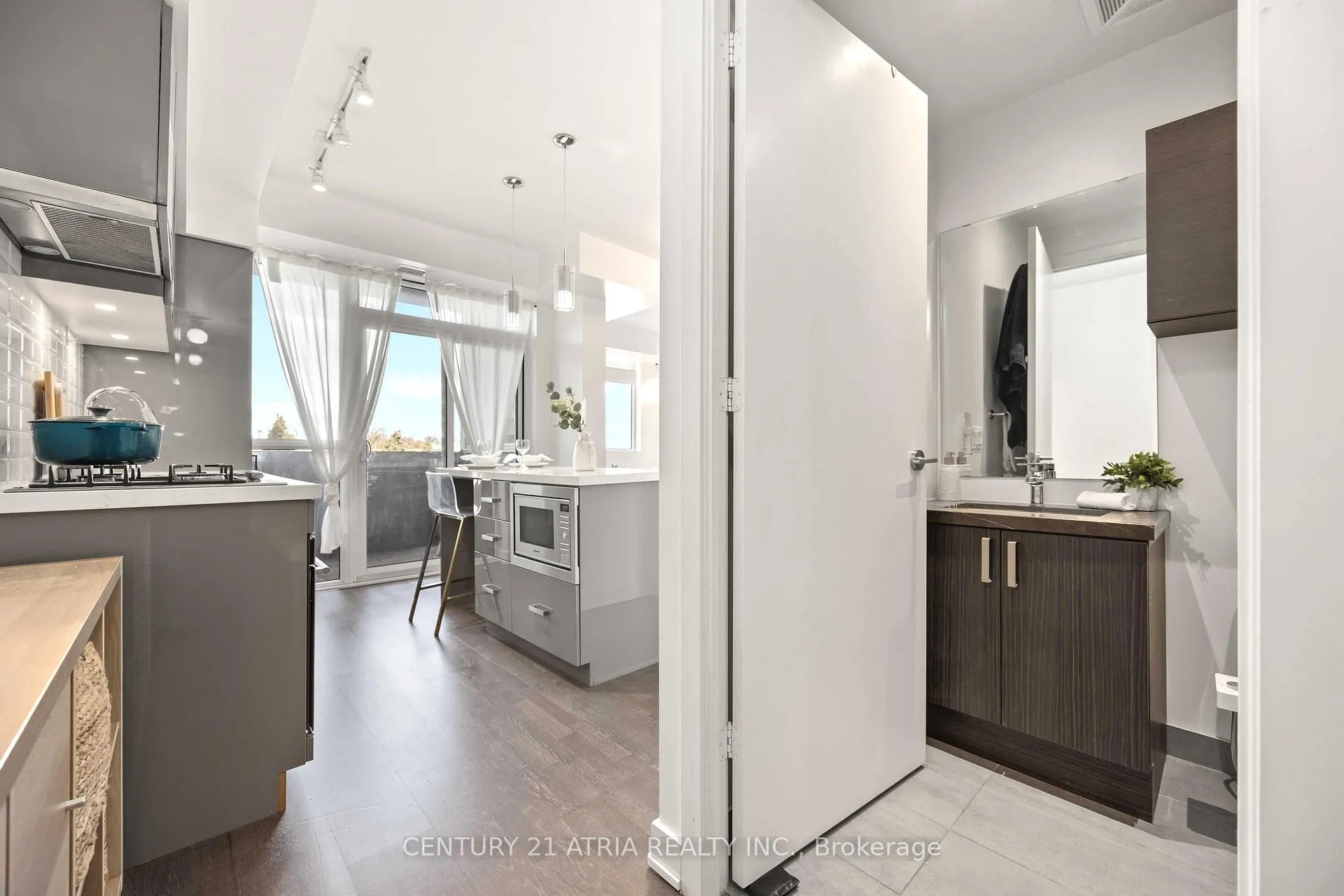 Photo 13 of Unit 303, 501 St Clair Avenue W, Toronto, Casa Loma — HOMEH