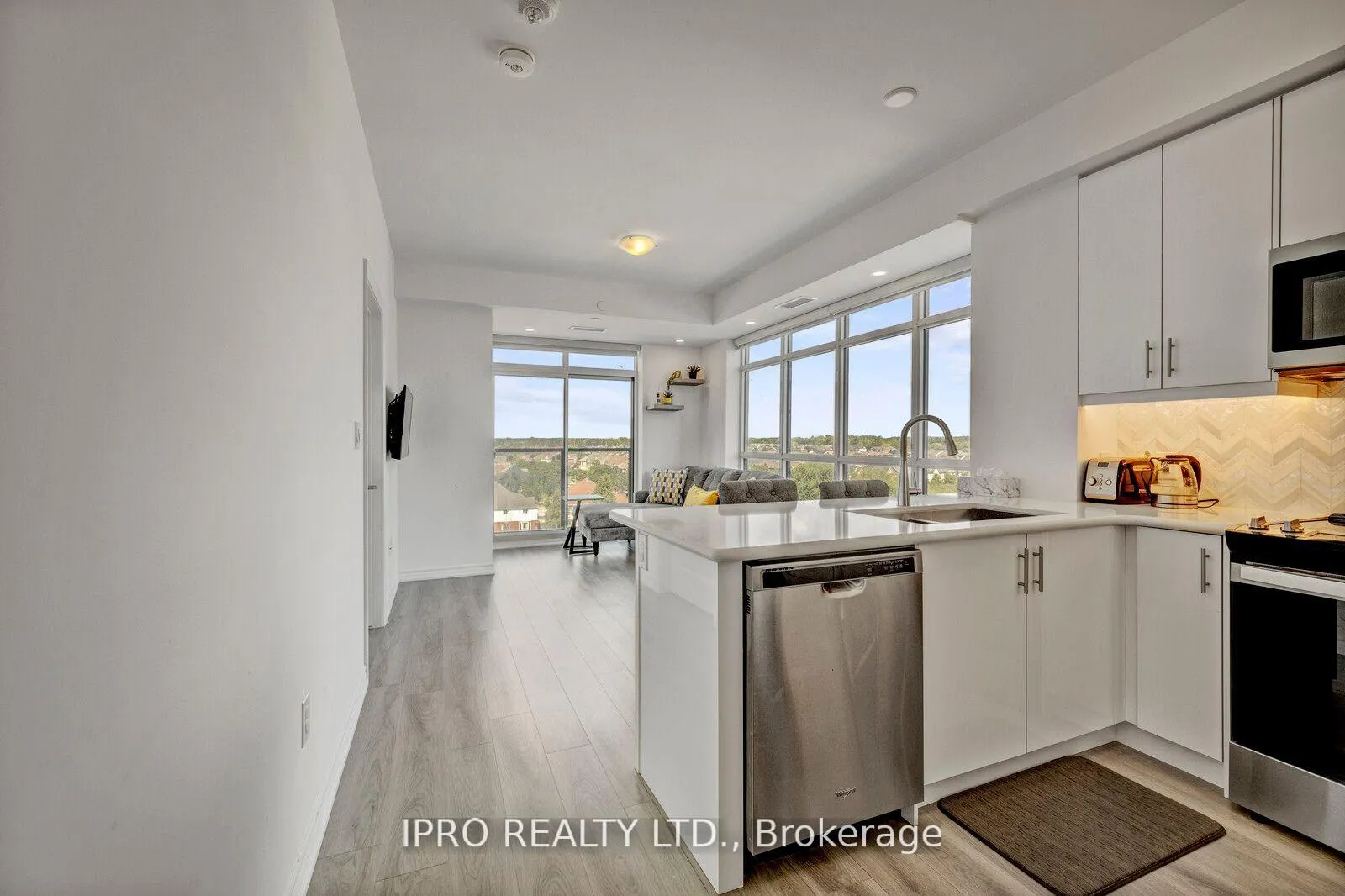 Front of Unit 705, 450 Dundas Street E