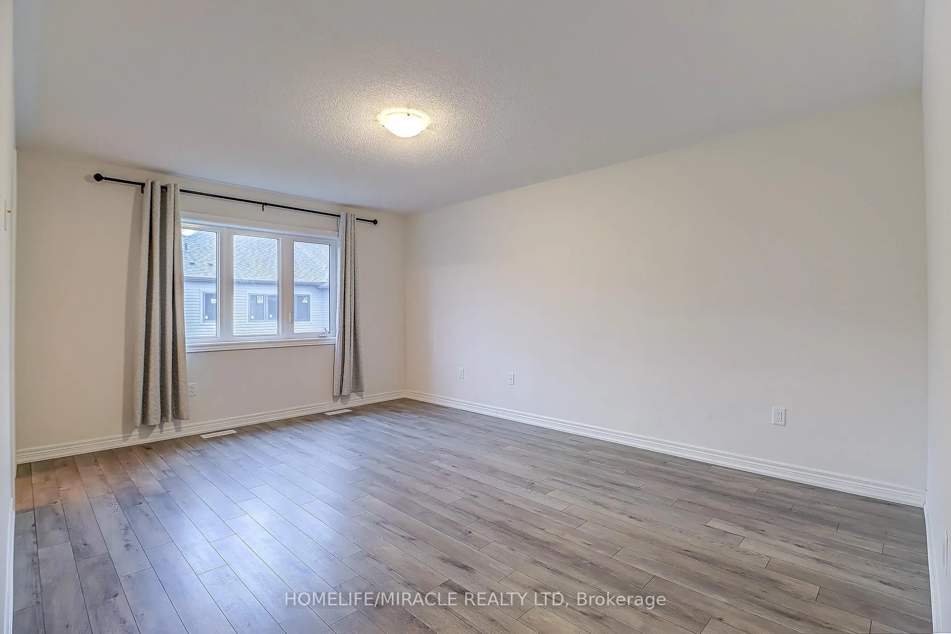 Photo 9 of 80 Valleybrook Road, Barrie, Innis-Shore — HOMEH