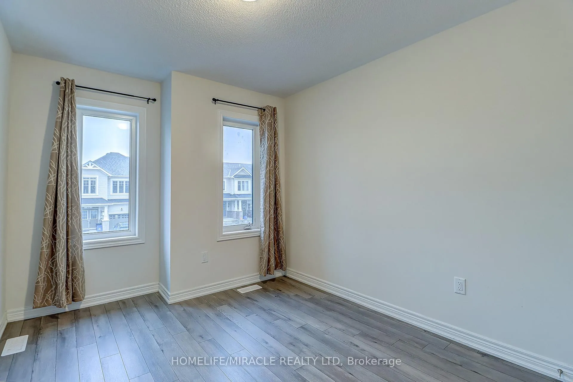 Photo 11 of 80 Valleybrook Road, Barrie, Innis-Shore — HOMEH