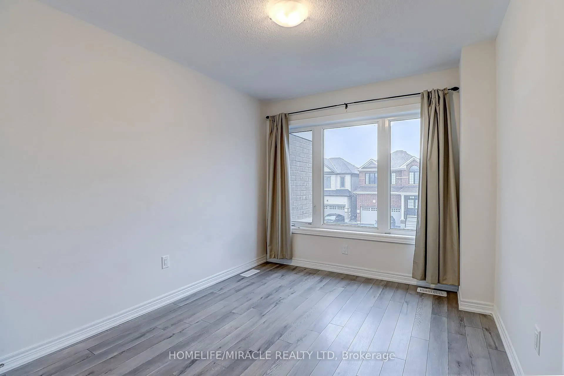 Photo 13 of 80 Valleybrook Road, Barrie, Innis-Shore — HOMEH
