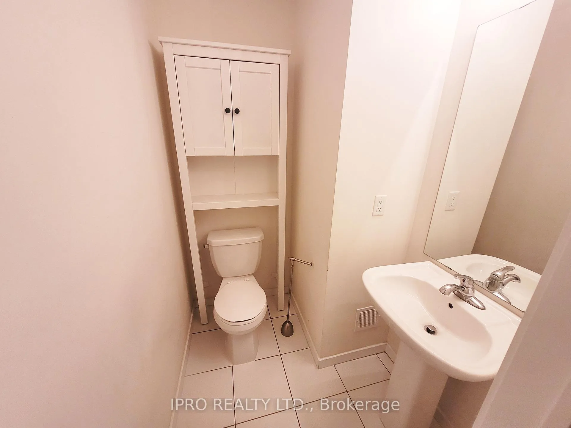 Photo 11 of Unit 47, 300 Alex Gardner Circle, Aurora, Aurora Heights — HOMEH