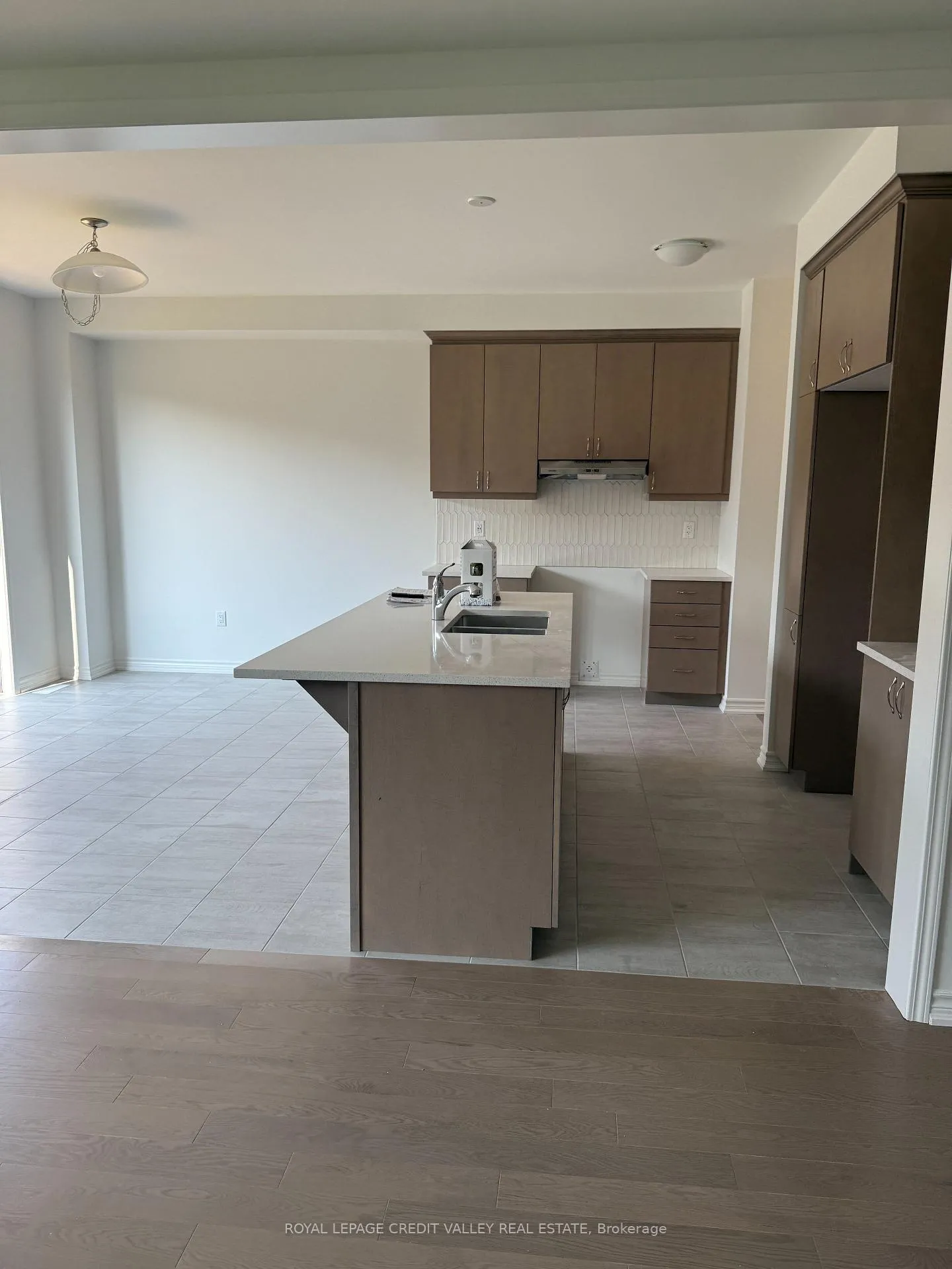 Photo 4 of 42 Suzuki Street, Barrie, Painswick South — HOMEH