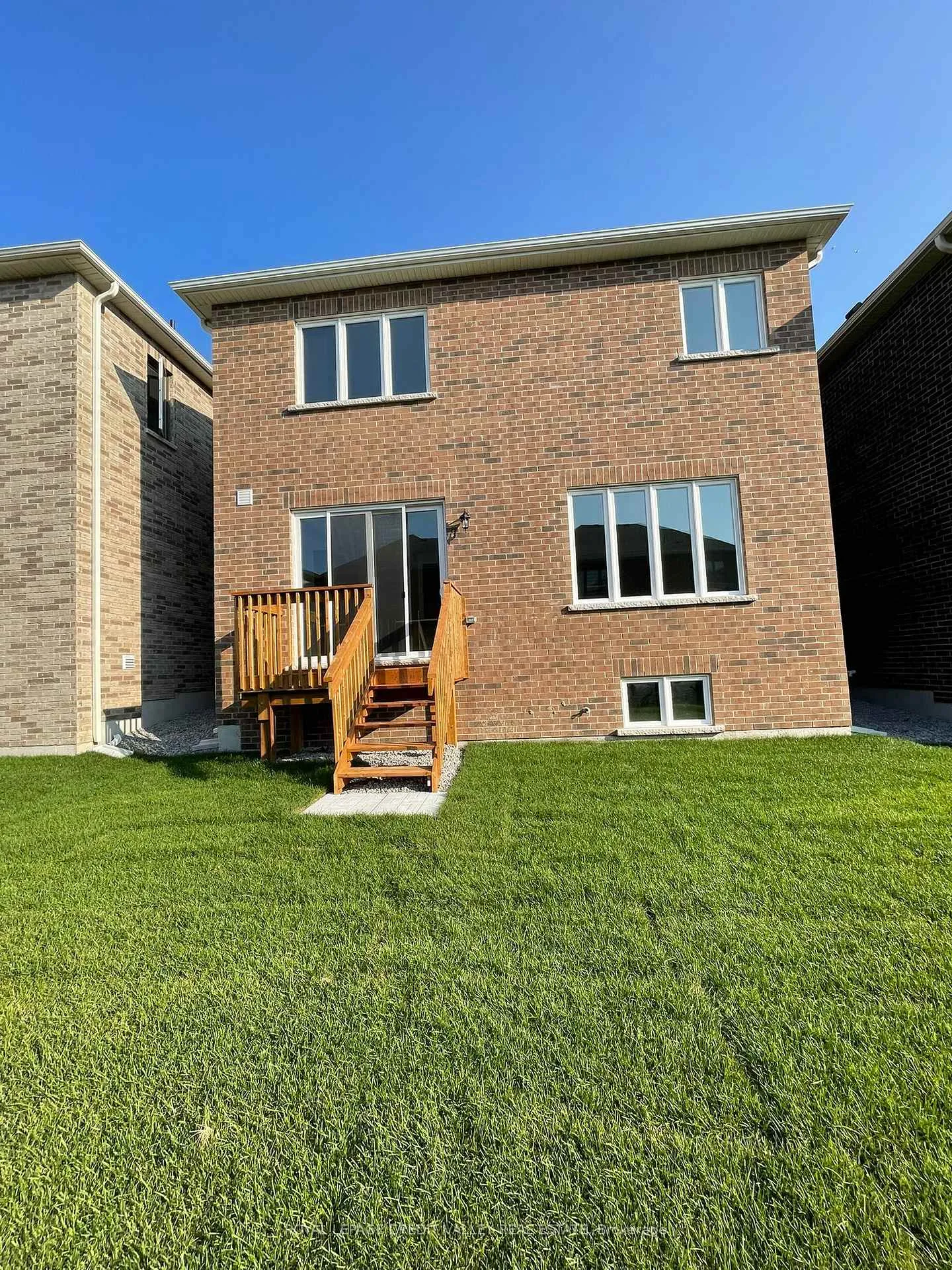 Photo 12 of 42 Suzuki Street, Barrie, Painswick South — HOMEH
