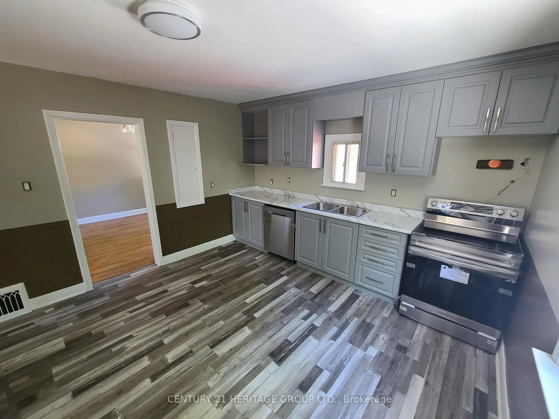 Photo 3 of Unit 1, 220 Tiffin Street, Barrie, 400 North — HOMEH