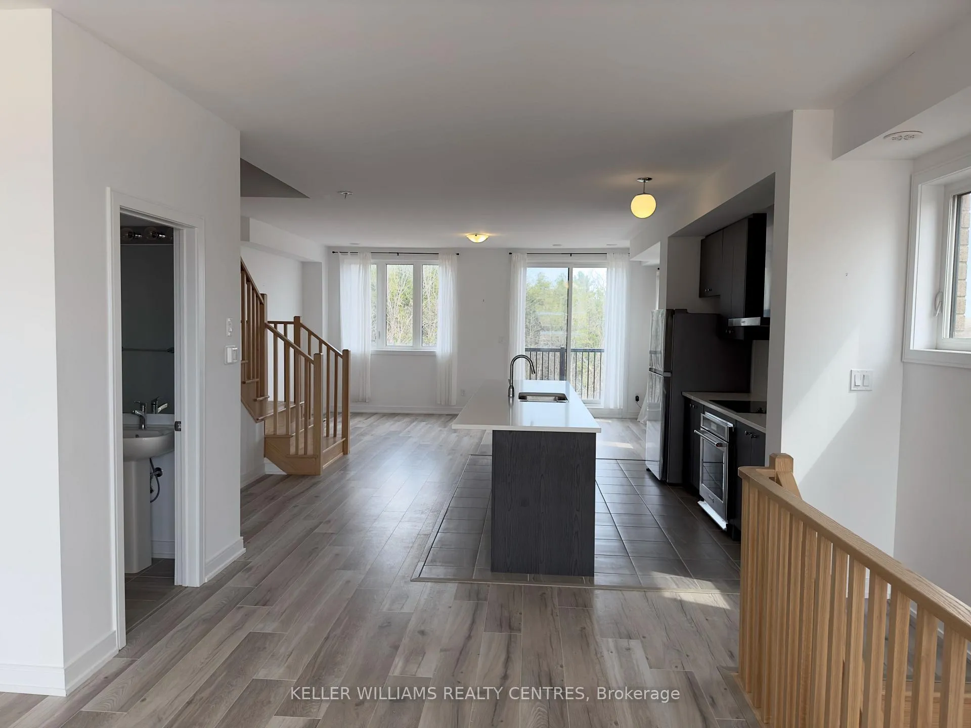 Photo 4 of 66 Blue Forest Crescent, Barrie, Innis-Shore — HOMEH