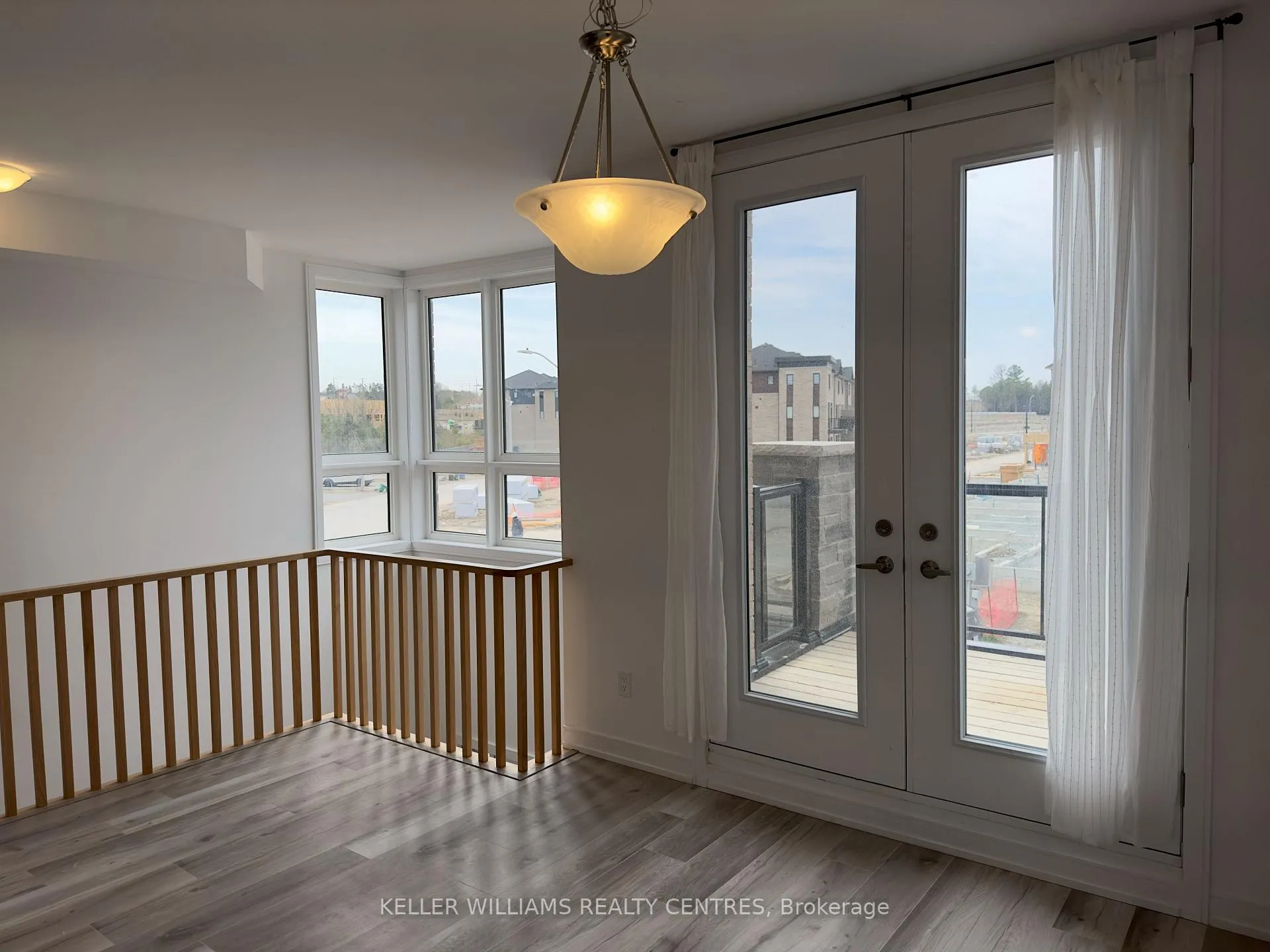 Photo 8 of 66 Blue Forest Crescent, Barrie, Innis-Shore — HOMEH