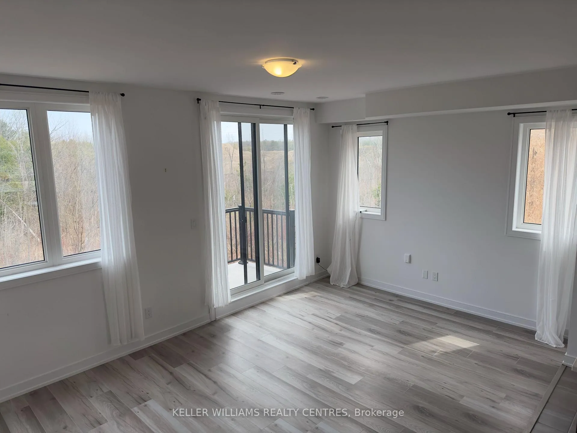 Photo 9 of 66 Blue Forest Crescent, Barrie, Innis-Shore — HOMEH