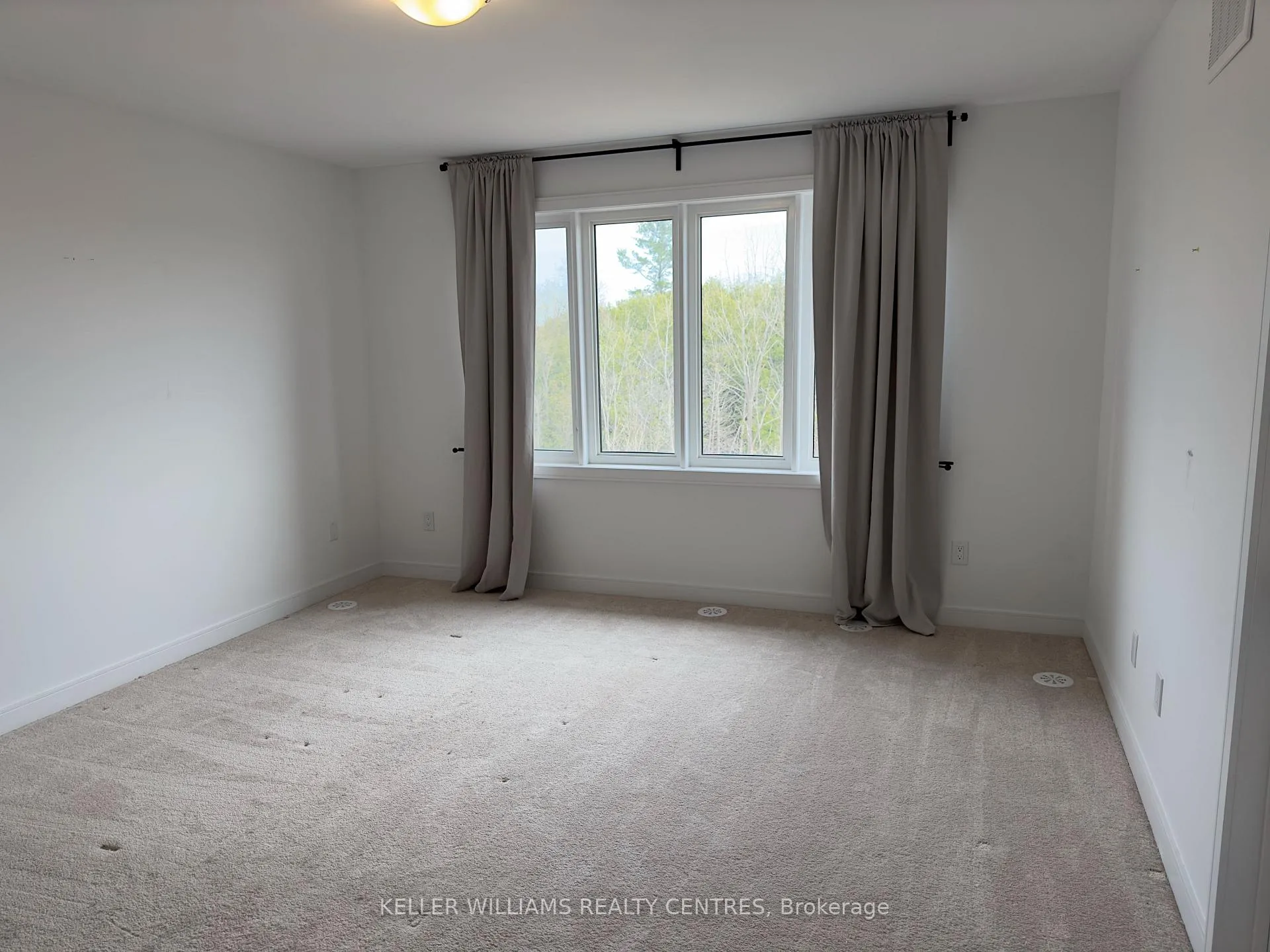 Photo 13 of 66 Blue Forest Crescent, Barrie, Innis-Shore — HOMEH