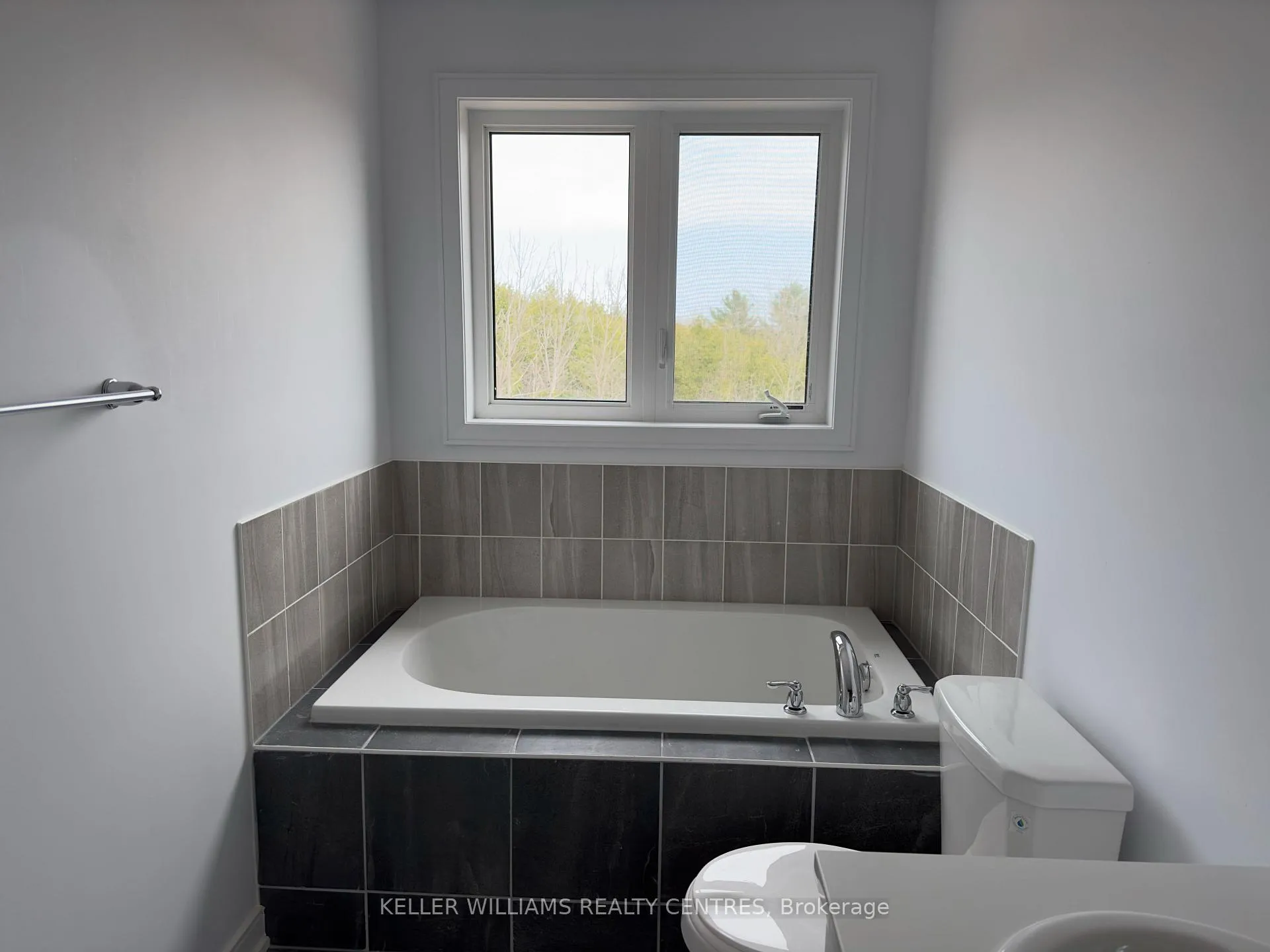 Photo 16 of 66 Blue Forest Crescent, Barrie, Innis-Shore — HOMEH