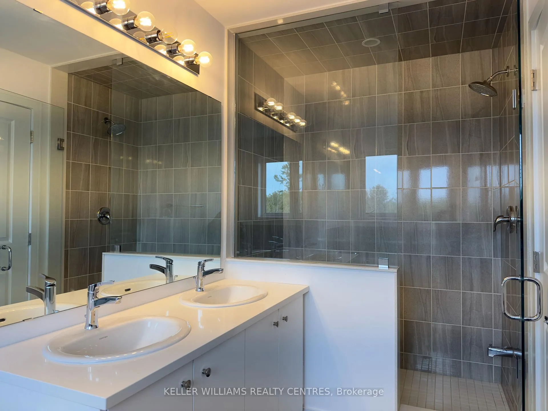 Photo 17 of 66 Blue Forest Crescent, Barrie, Innis-Shore — HOMEH