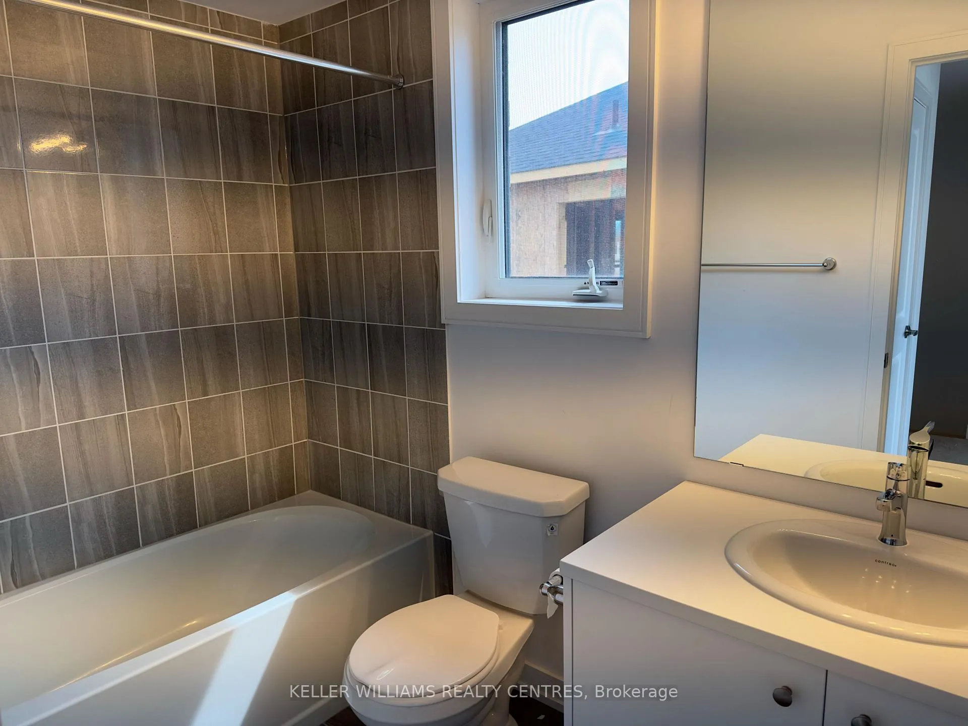 Photo 22 of 66 Blue Forest Crescent, Barrie, Innis-Shore — HOMEH