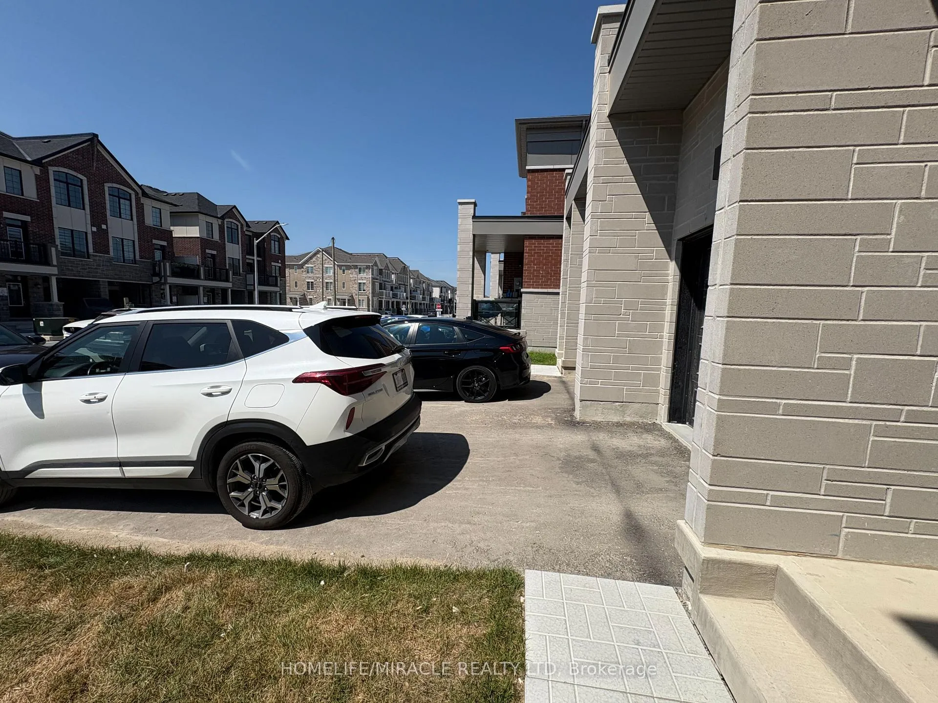Photo 2 of 95 Ennerdale Street, Barrie, Rural Barrie Southwest — HOMEH