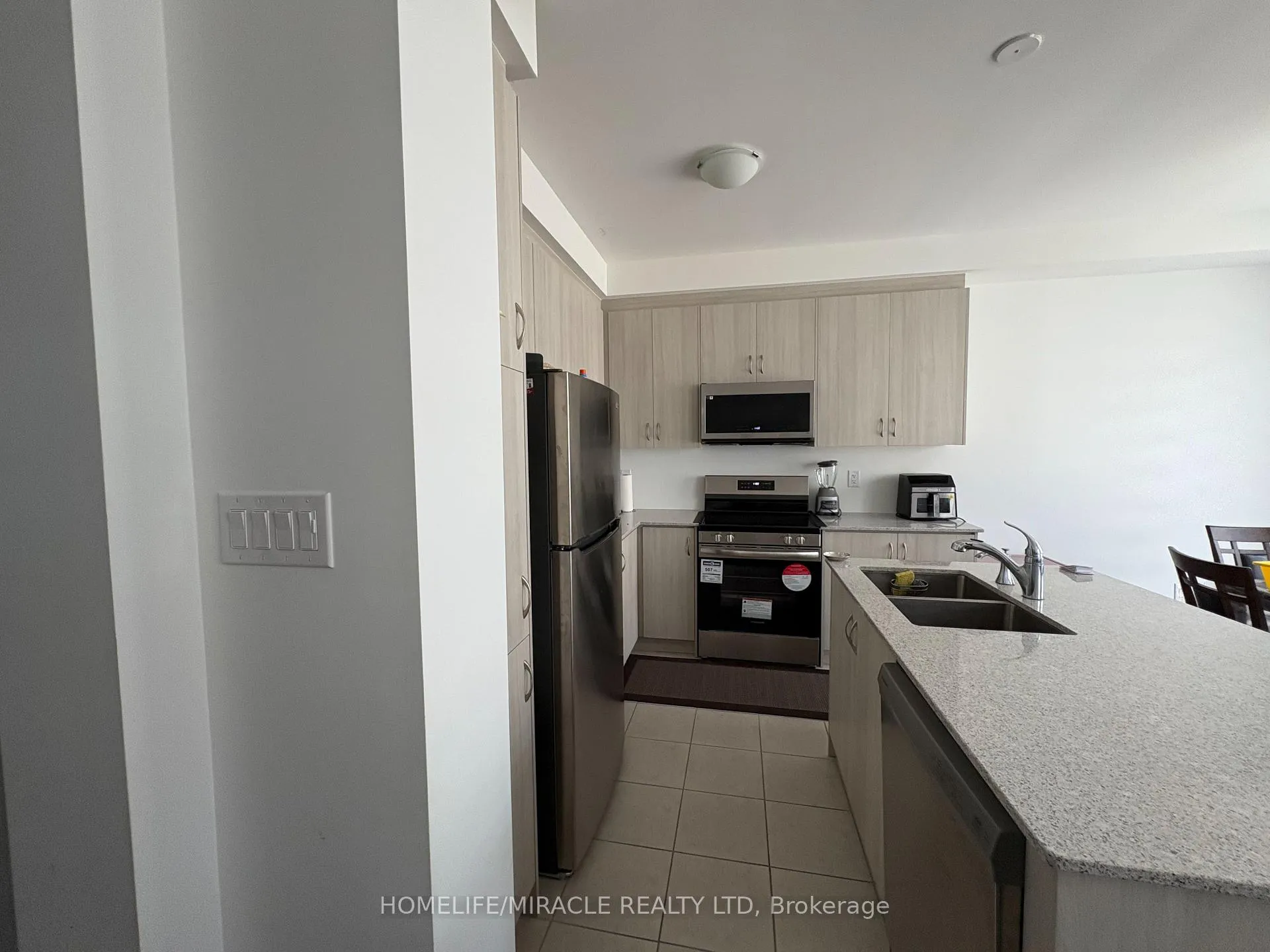 Photo 9 of 95 Ennerdale Street, Barrie, Rural Barrie Southwest — HOMEH