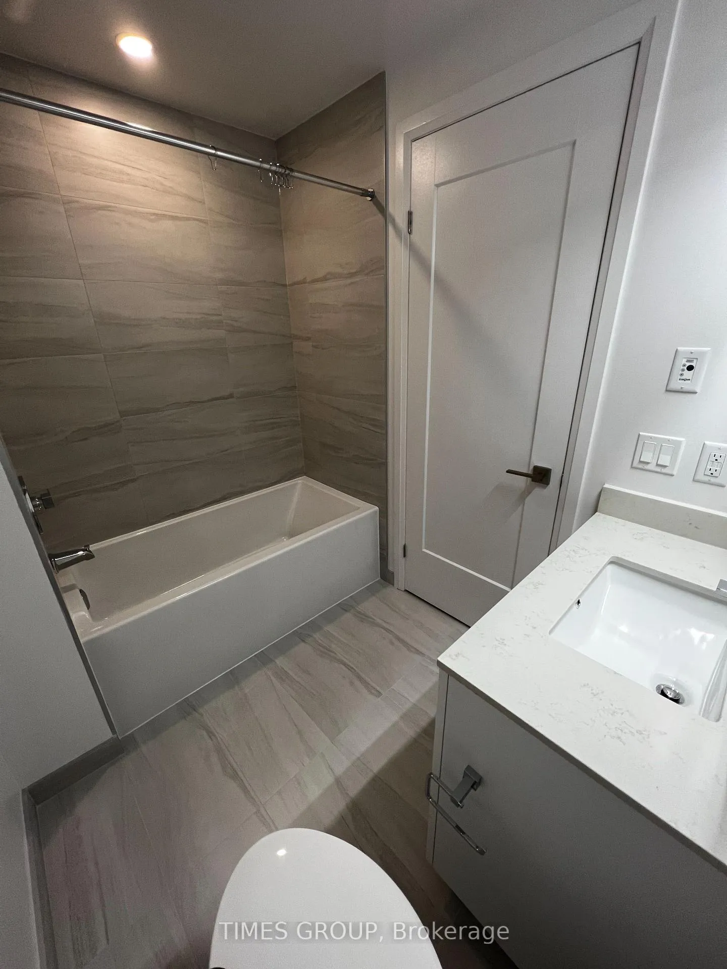 Photo 4 of Unit 606, 38 Water Walk Drive, Markham, Unionville — HOMEH