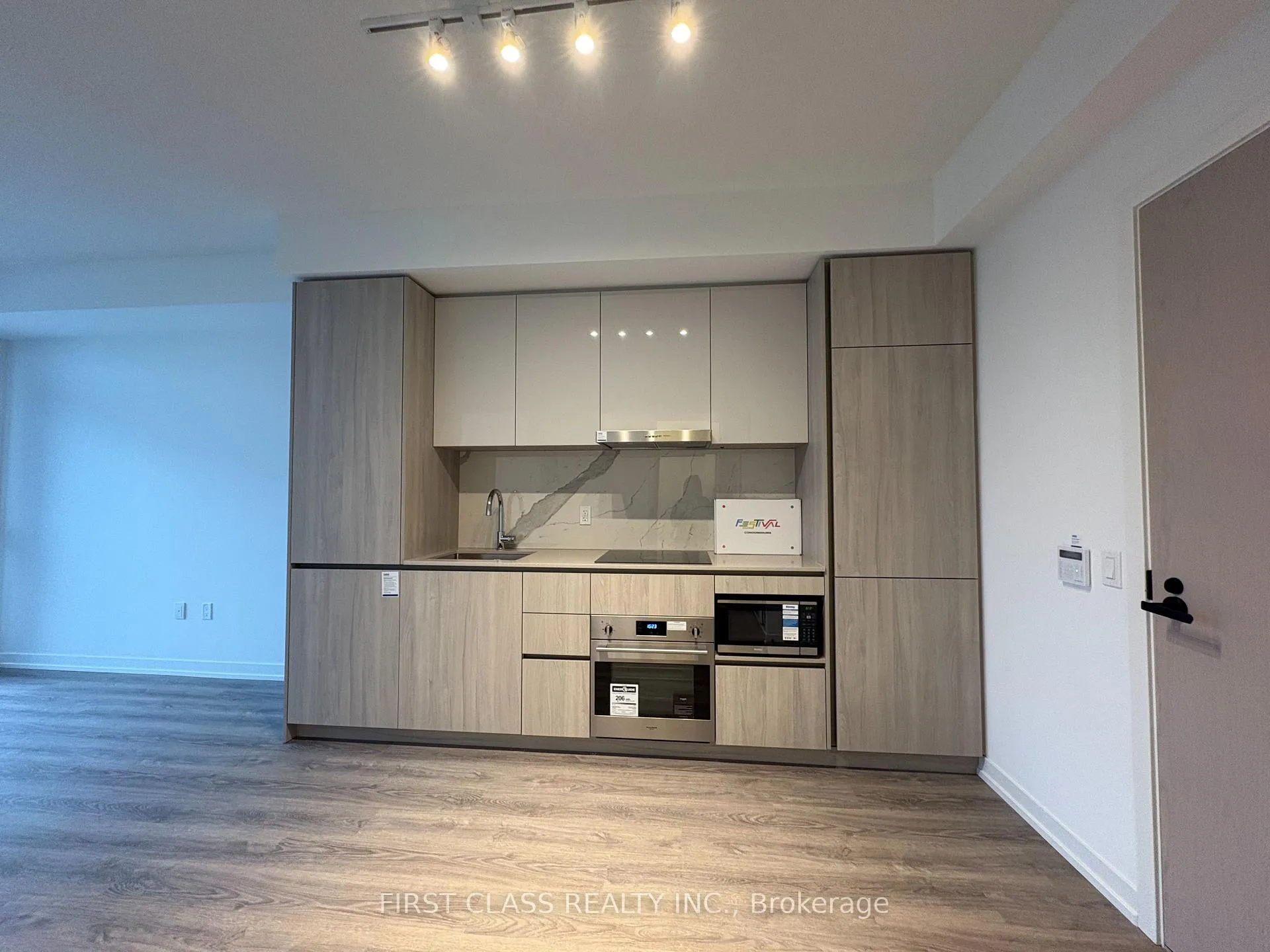 Photo 7 of Unit 803, 8 Interchange Way, Vaughan, Vaughan Corporate Centre — HOMEH