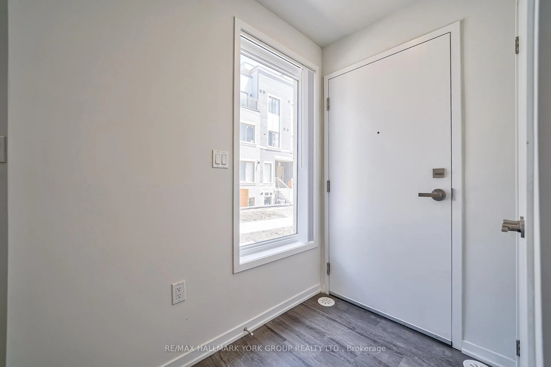 Photo 4 of Unit 180, 151 Honeycrisp Crescent, Vaughan, Vaughan Corporate Centre — HOMEH