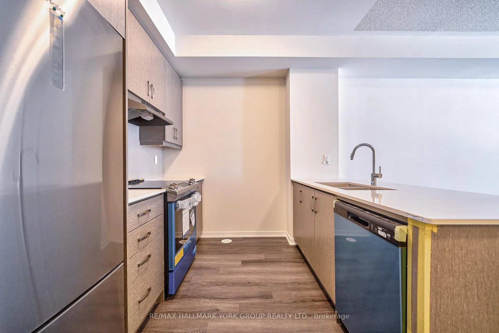 Photo 9 of Unit 180, 151 Honeycrisp Crescent, Vaughan, Vaughan Corporate Centre — HOMEH