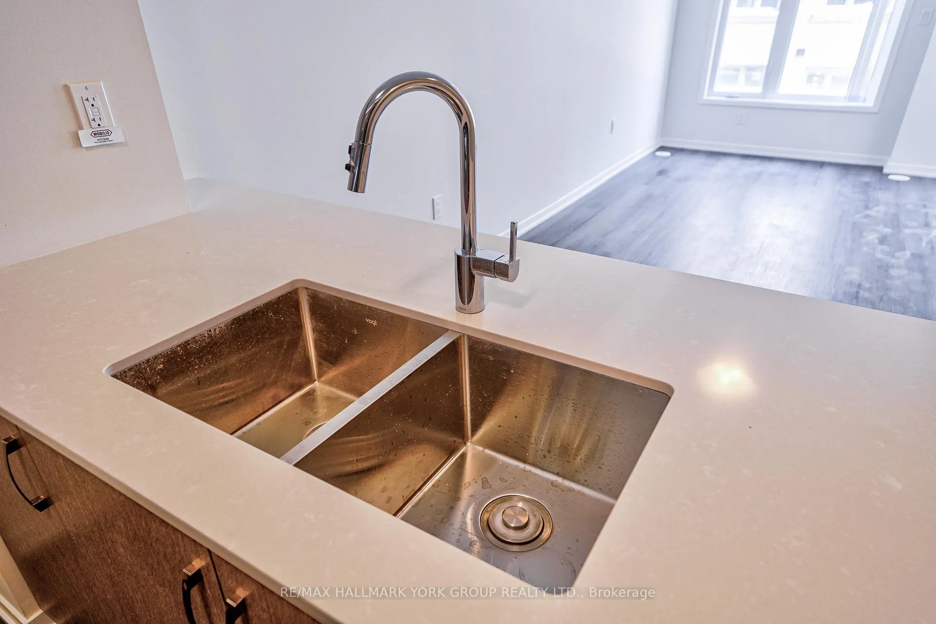 Photo 15 of Unit 180, 151 Honeycrisp Crescent, Vaughan, Vaughan Corporate Centre — HOMEH