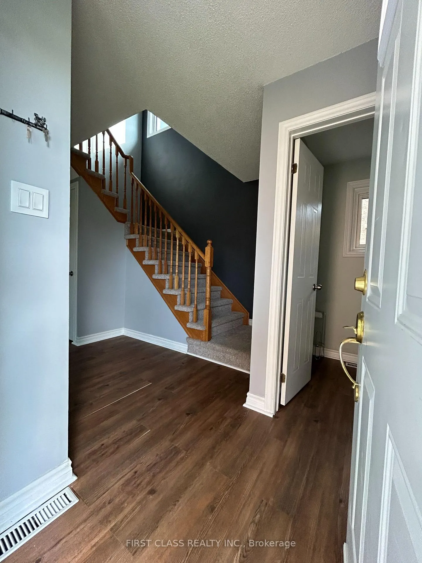 Photo 8 of 33 Mcveigh Drive E, Barrie, Letitia Heights — HOMEH