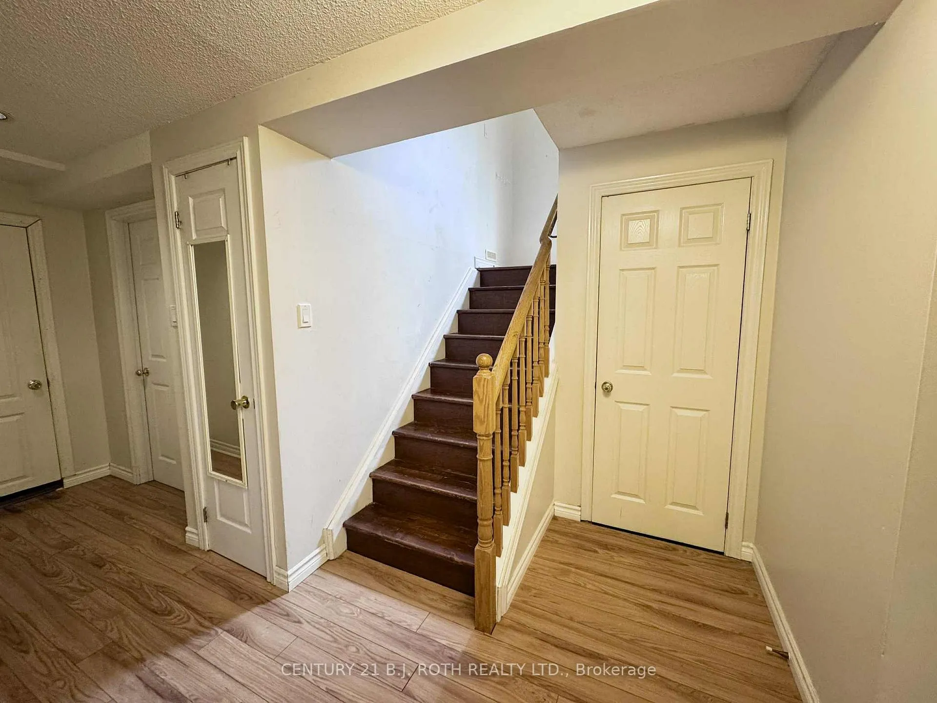 Photo 4 of 22 Mapleton Avenue, Barrie, Holly — HOMEH