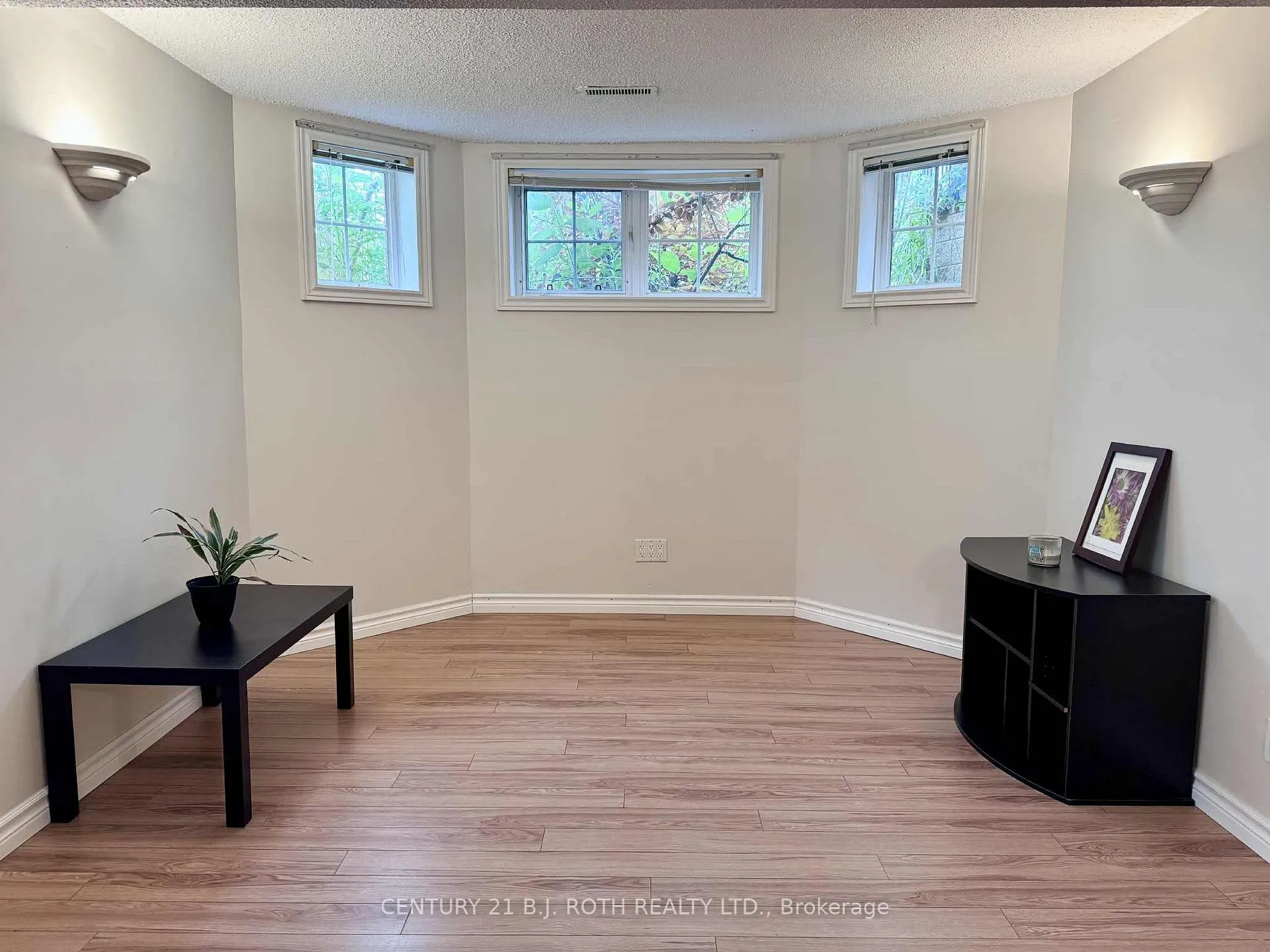 Photo 8 of 22 Mapleton Avenue, Barrie, Holly — HOMEH