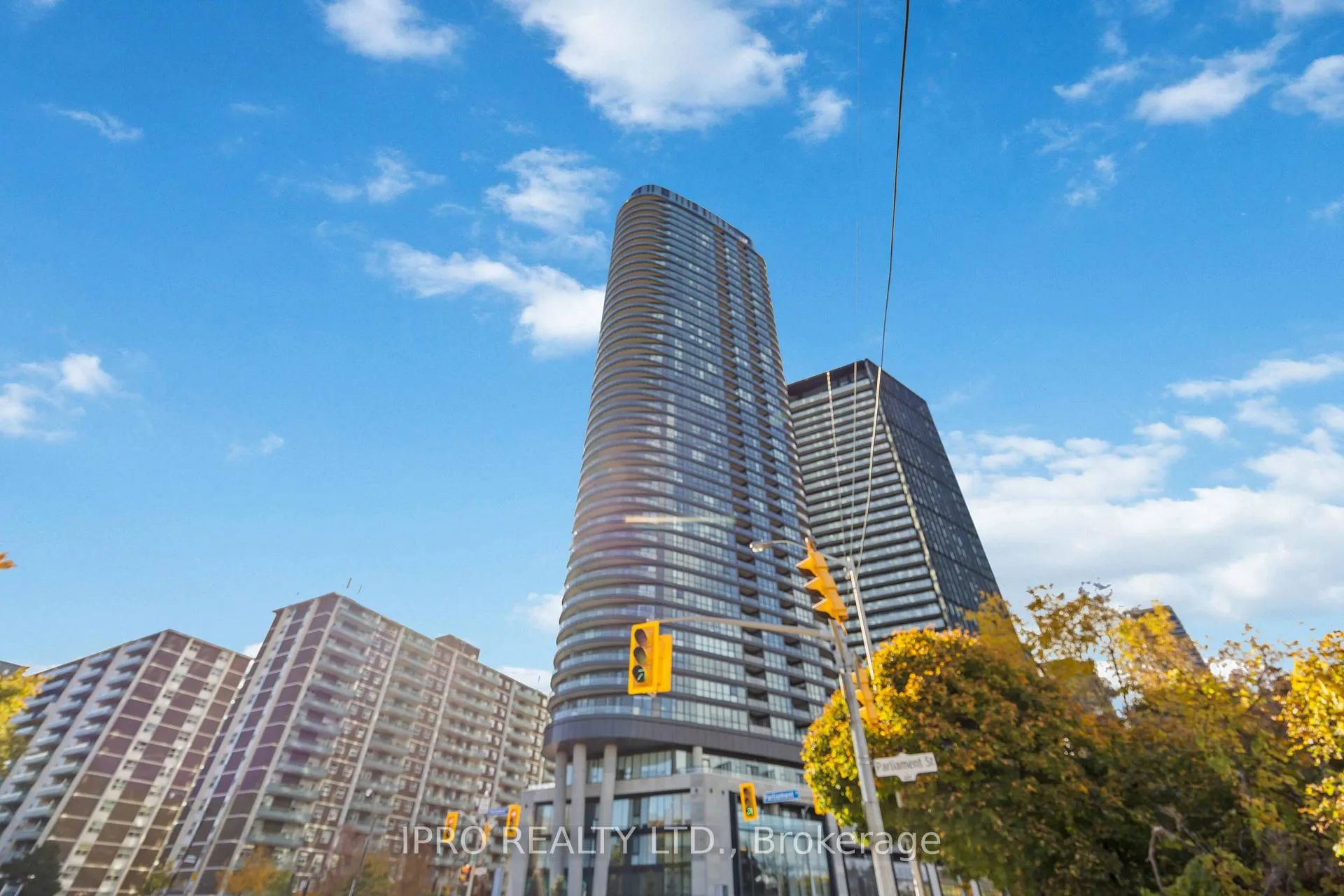 Front of Unit 4218, 585 Bloor Street E