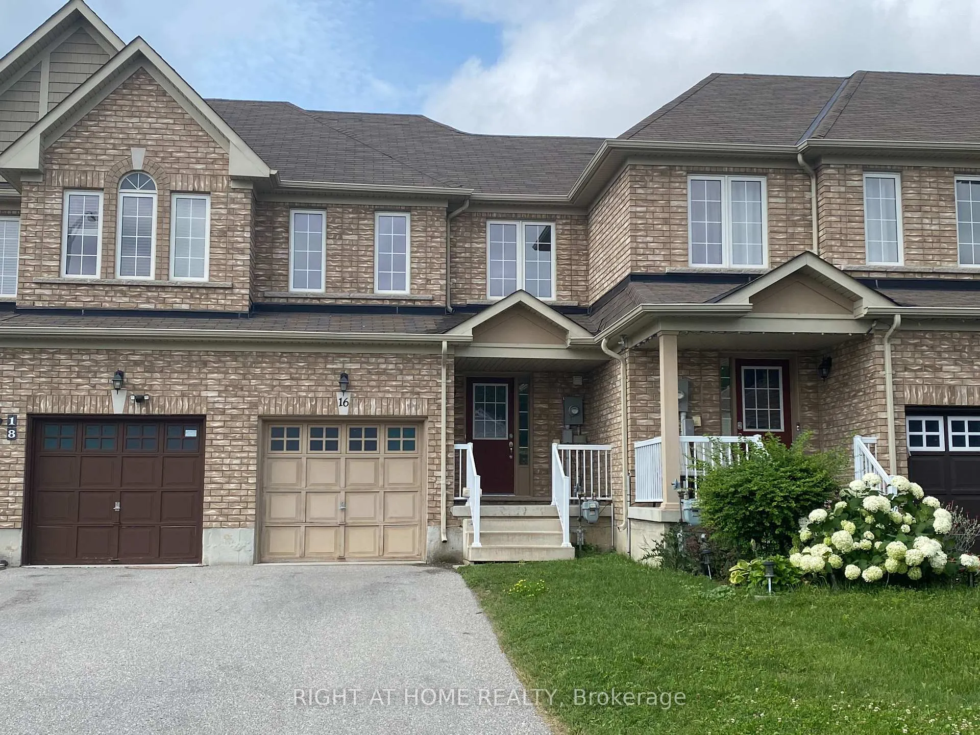 Photo 1 of 16 Lancaster Court, Barrie, Innis-Shore — HOMEH