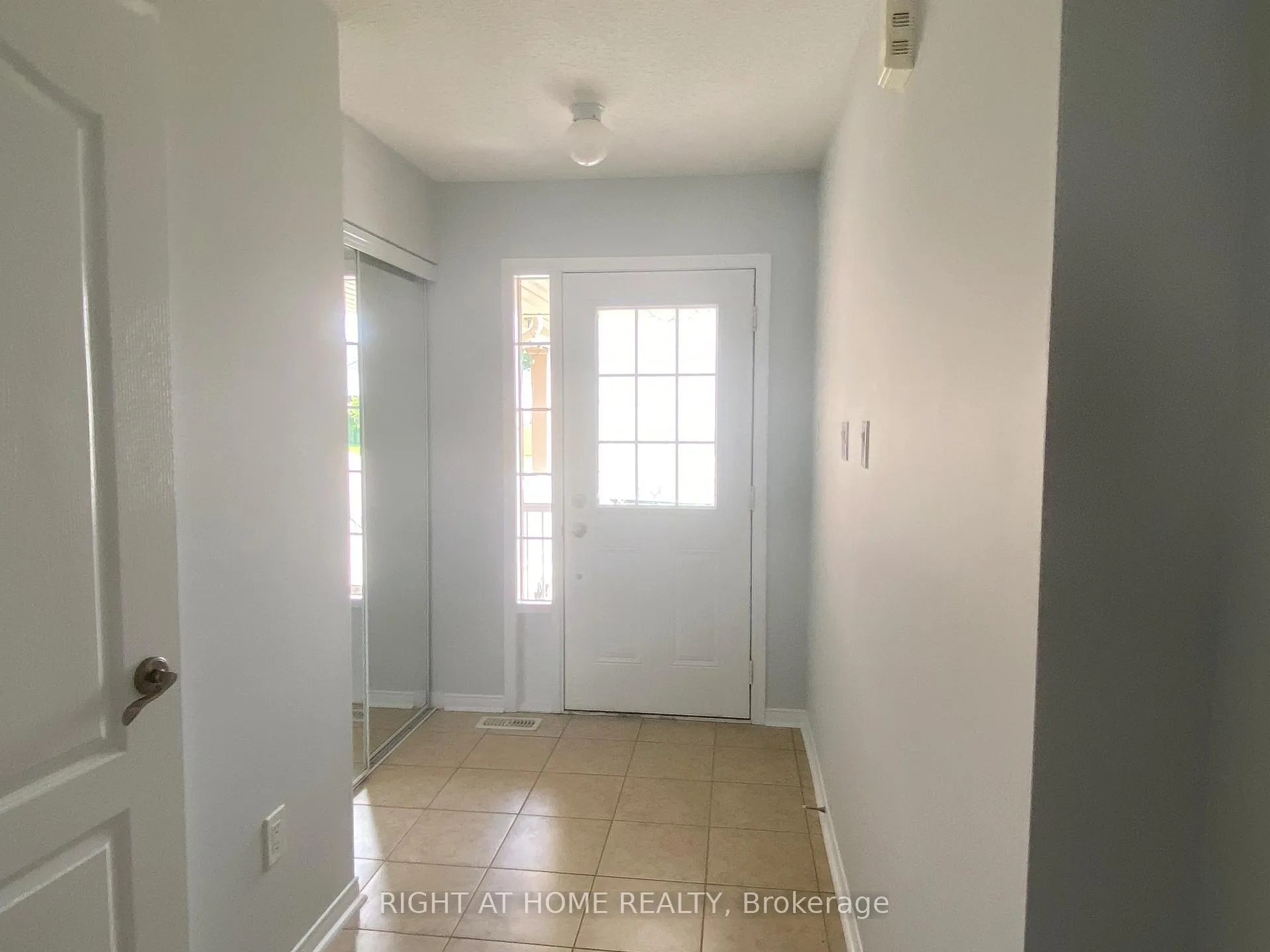 Photo 2 of 16 Lancaster Court, Barrie, Innis-Shore — HOMEH