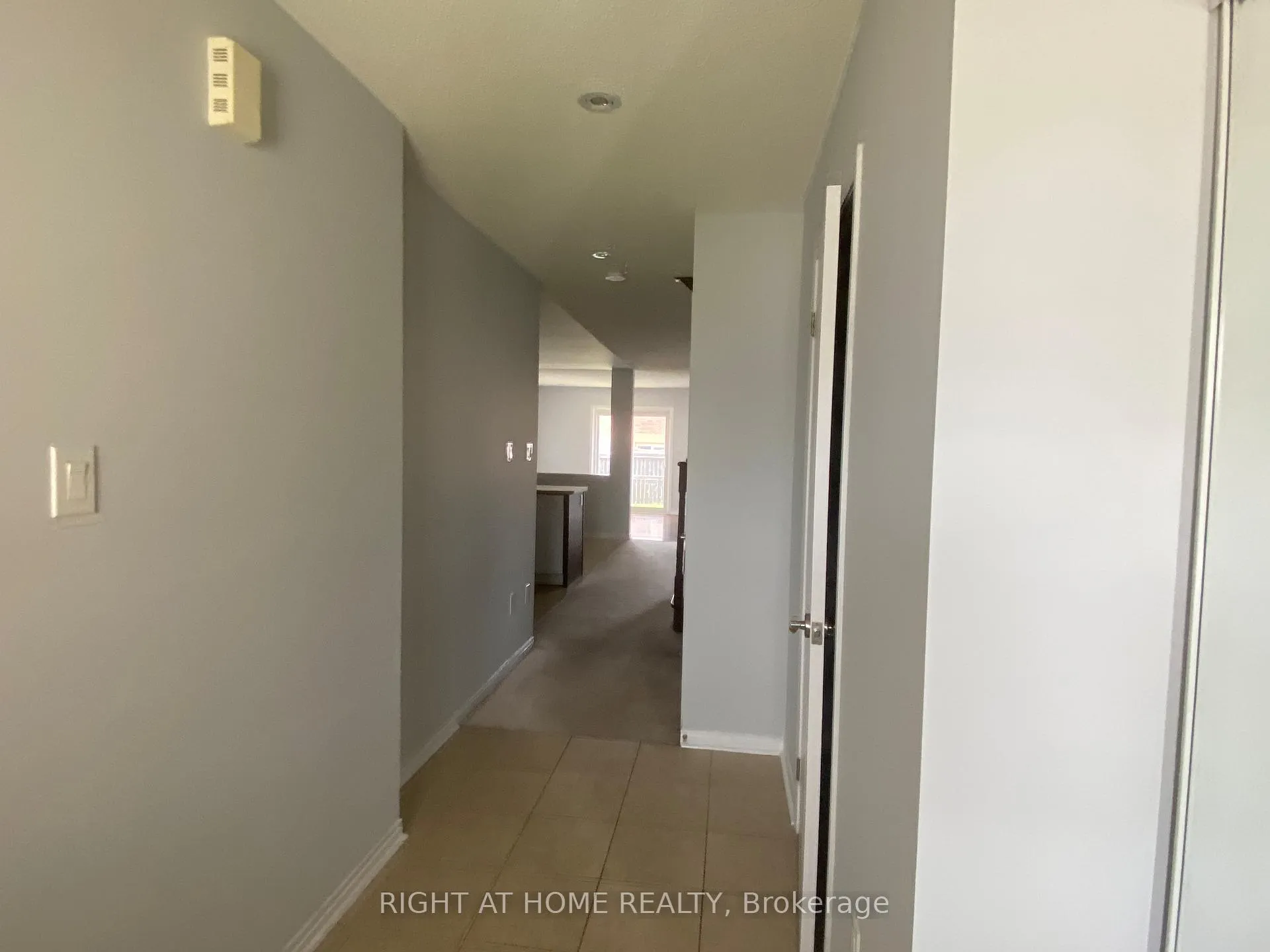 Photo 3 of 16 Lancaster Court, Barrie, Innis-Shore — HOMEH