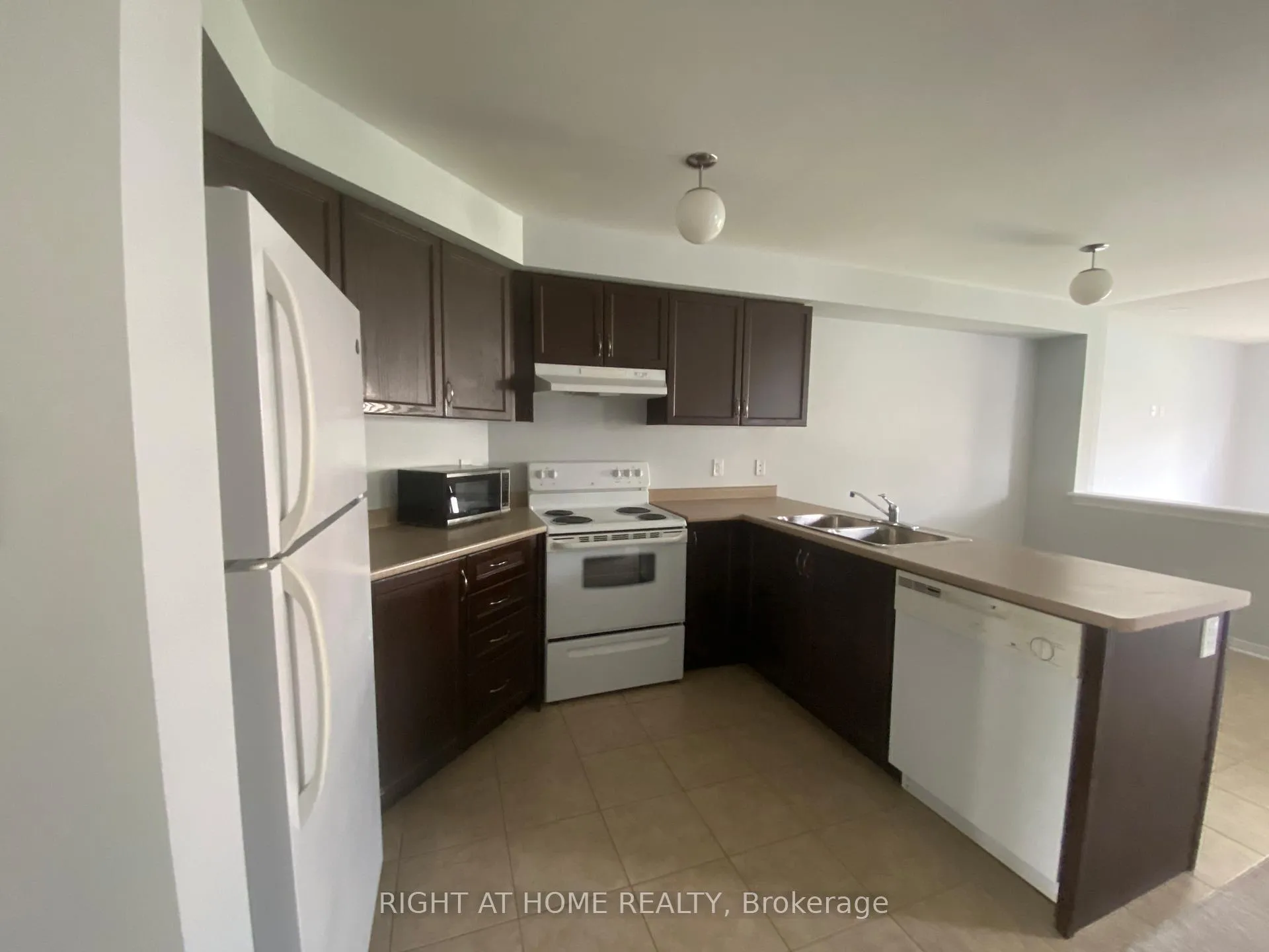 Photo 4 of 16 Lancaster Court, Barrie, Innis-Shore — HOMEH