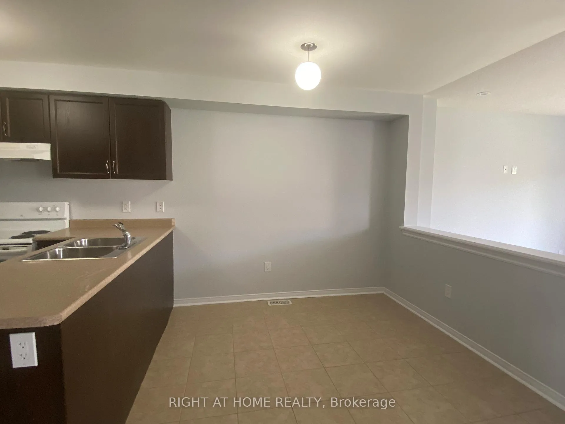 Photo 5 of 16 Lancaster Court, Barrie, Innis-Shore — HOMEH