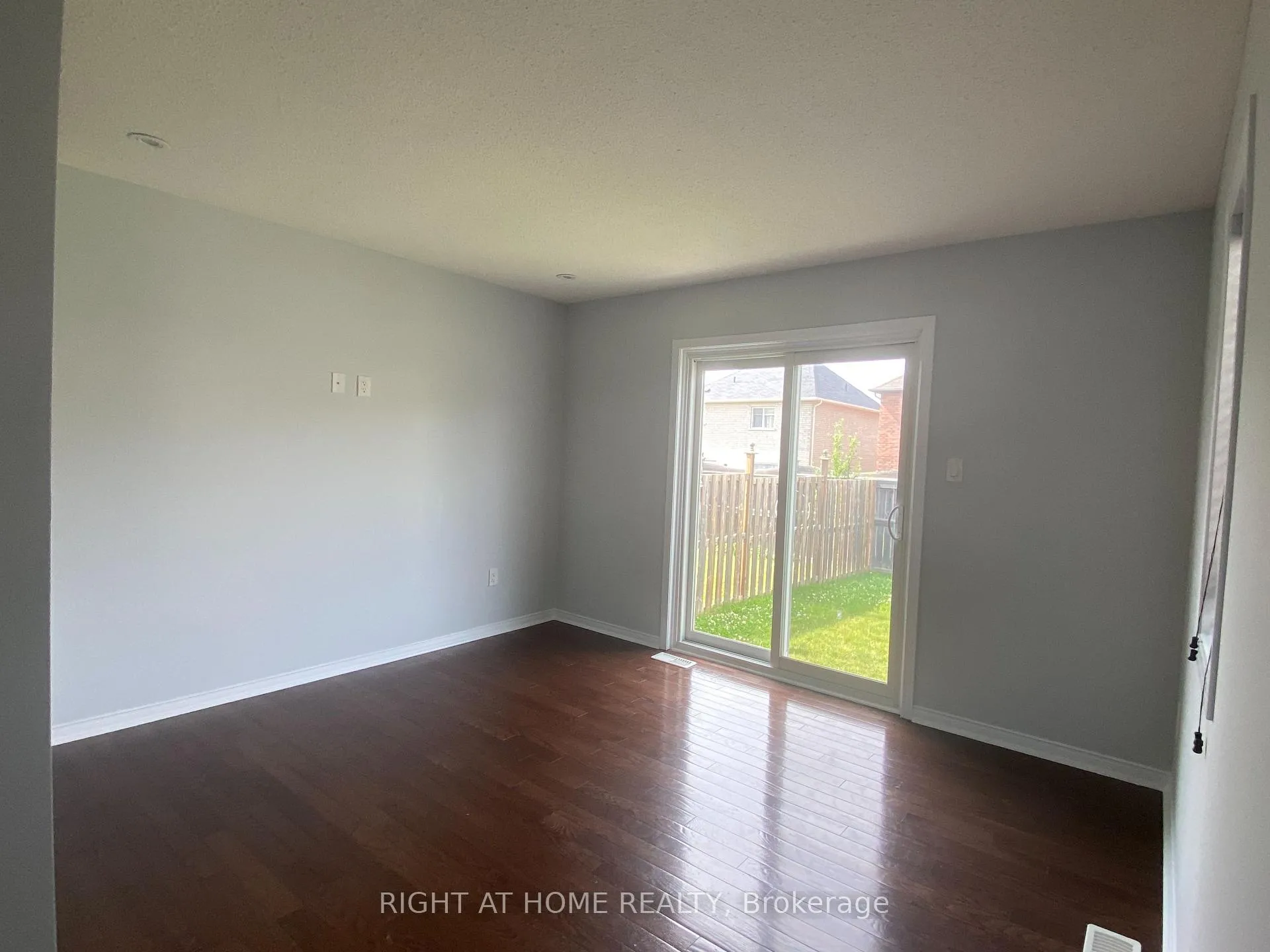 Photo 6 of 16 Lancaster Court, Barrie, Innis-Shore — HOMEH