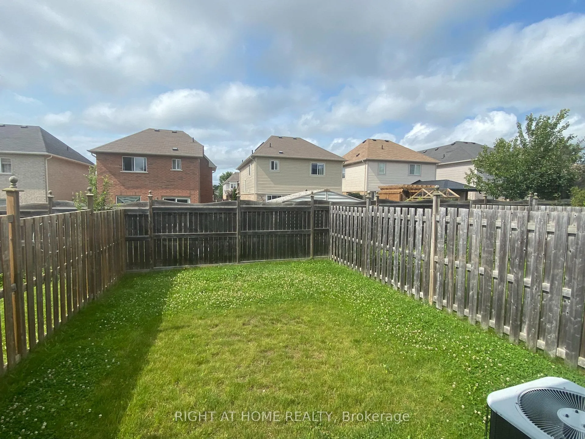 Photo 7 of 16 Lancaster Court, Barrie, Innis-Shore — HOMEH