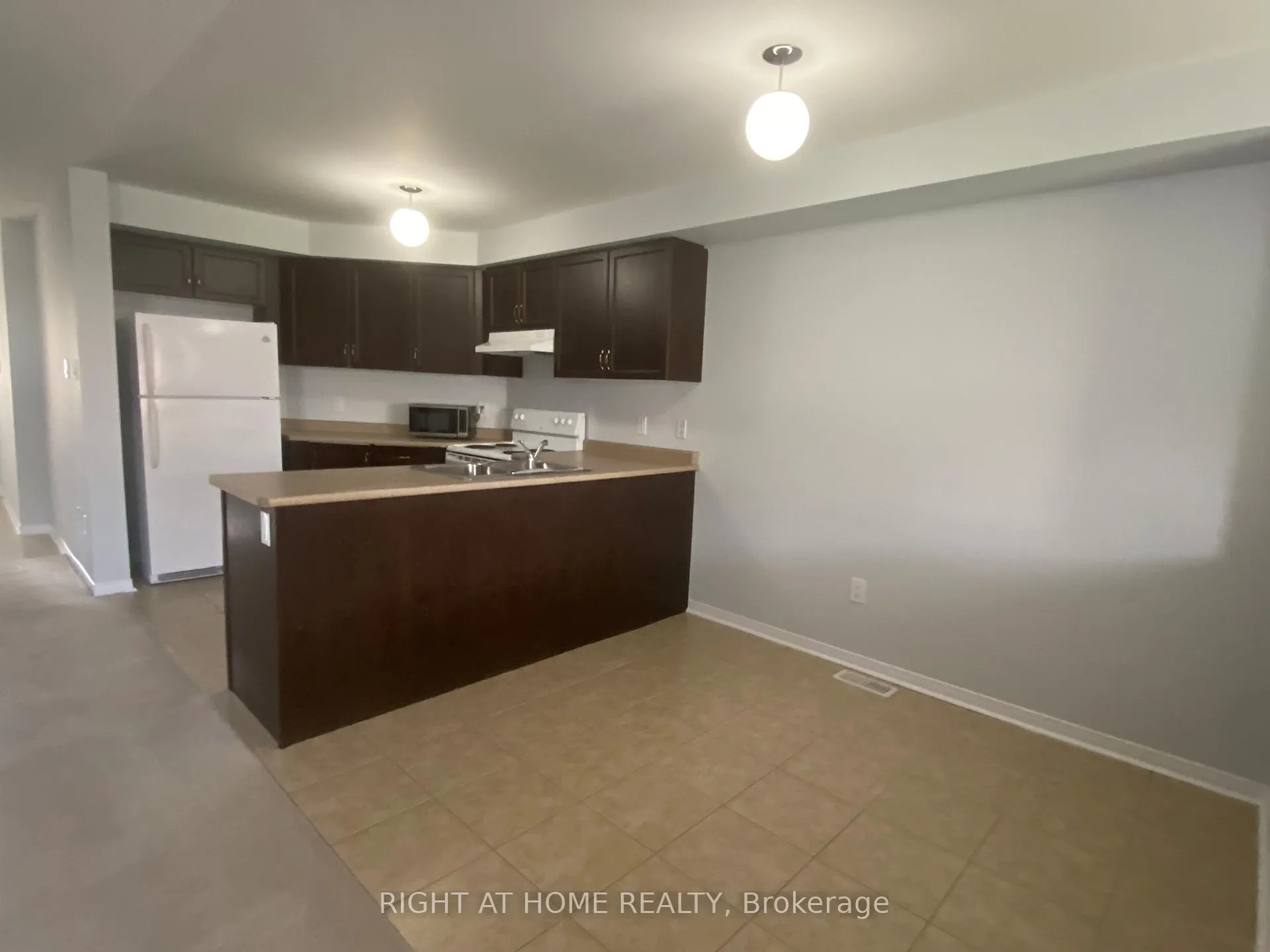Photo 8 of 16 Lancaster Court, Barrie, Innis-Shore — HOMEH