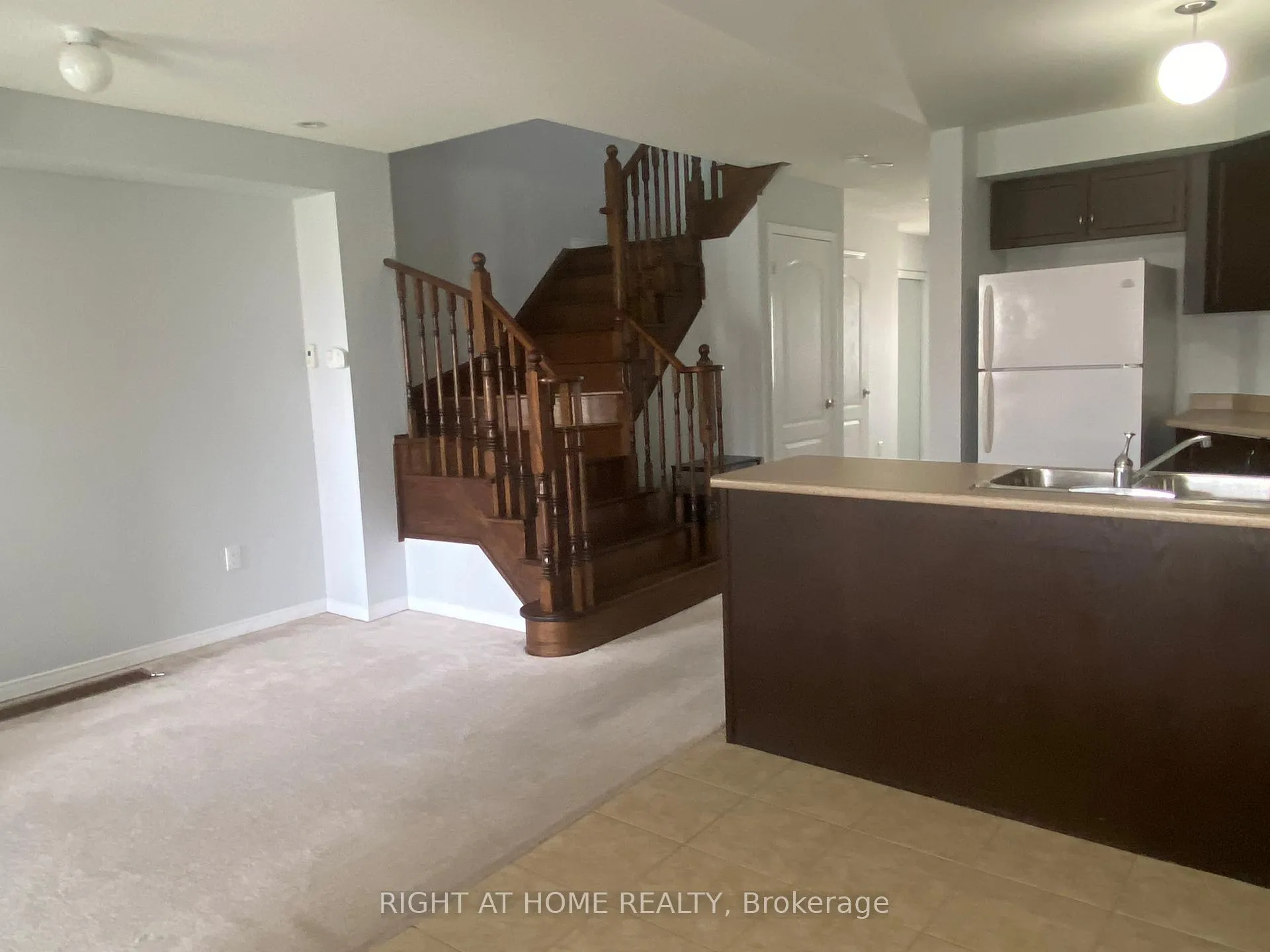 Photo 9 of 16 Lancaster Court, Barrie, Innis-Shore — HOMEH