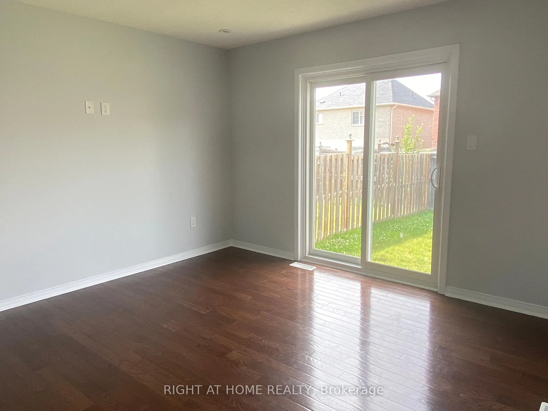 Photo 10 of 16 Lancaster Court, Barrie, Innis-Shore — HOMEH